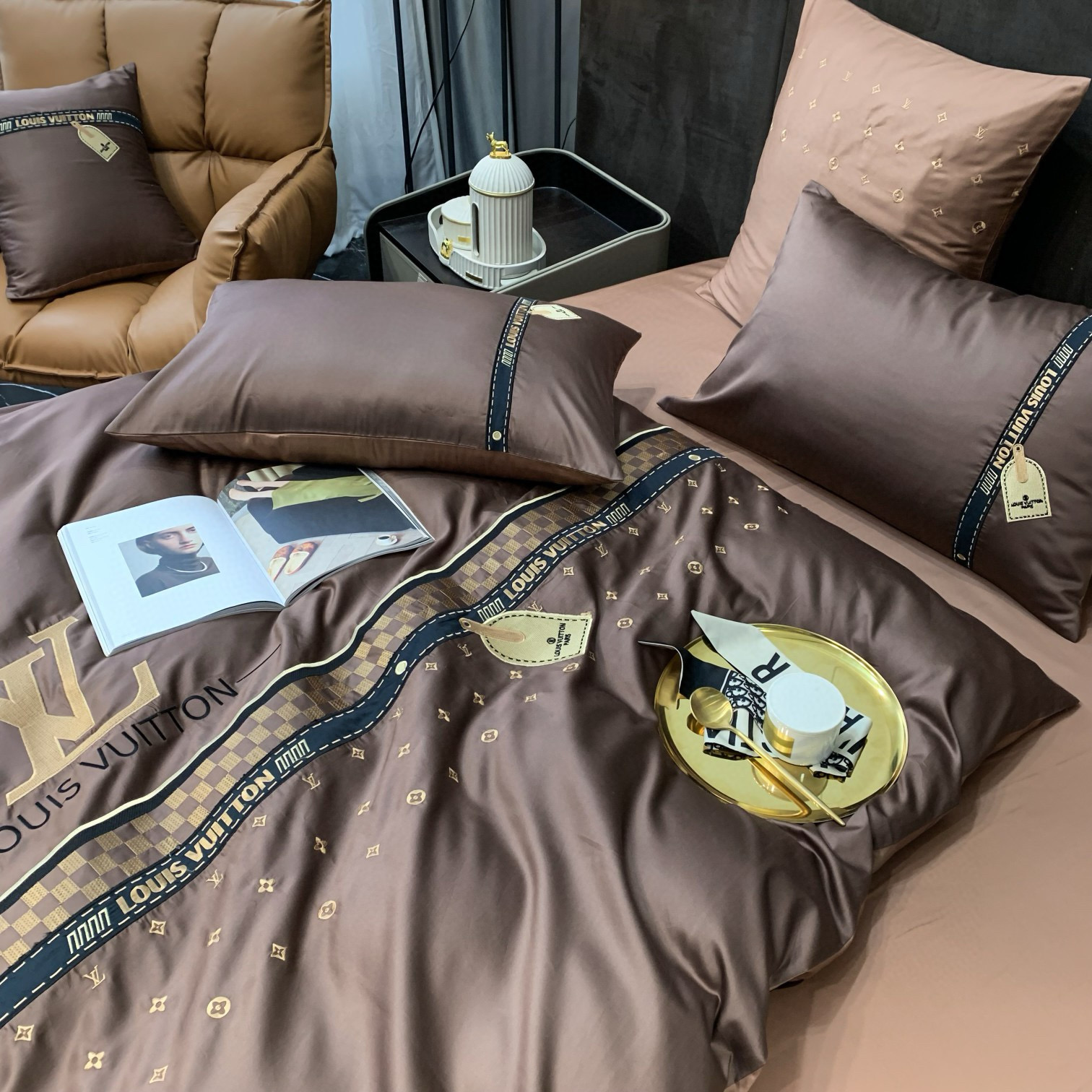 Louis Vuitton 루이비통 루이 비통 브라운 자수 침구 4종 세트 7