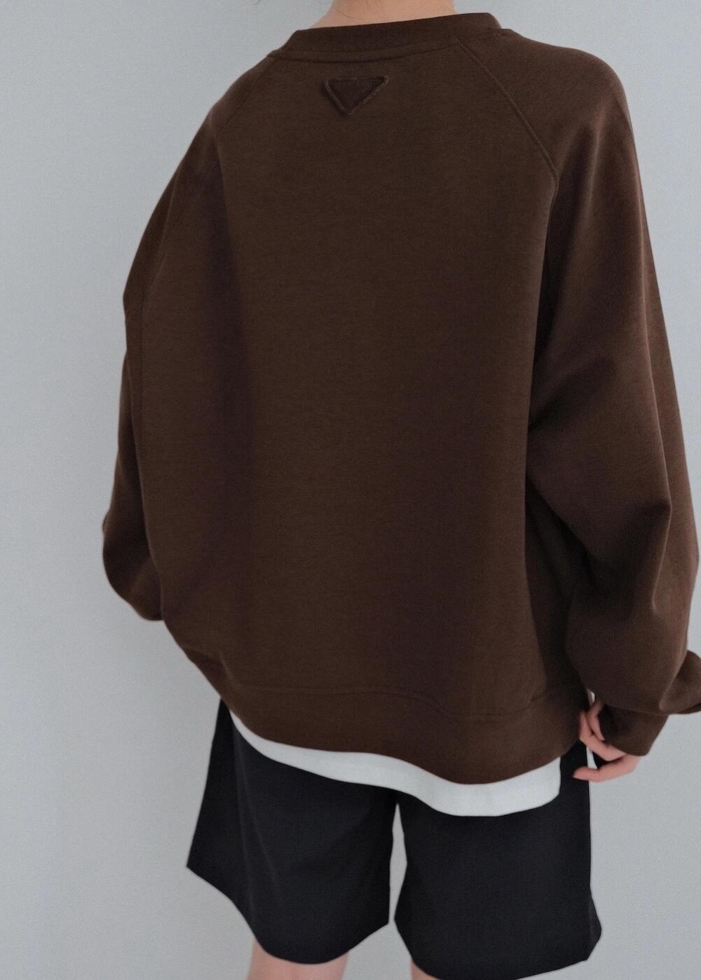 PRADA 프라다 2025FW 브라운 삼각 로고 스웨트셔츠 1