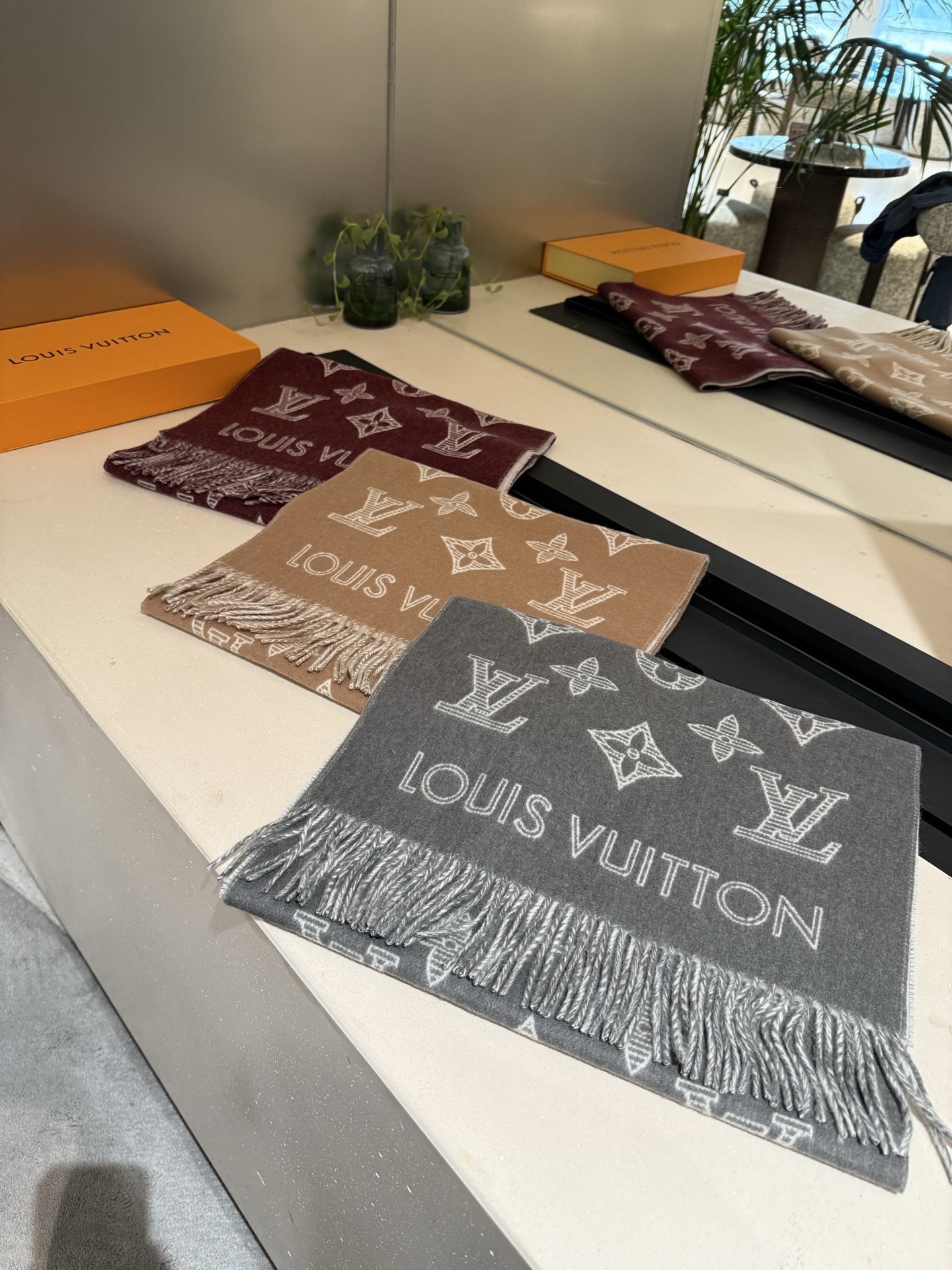 LOUIS VUITTON 루이비통 Essential Shine 머플러 4