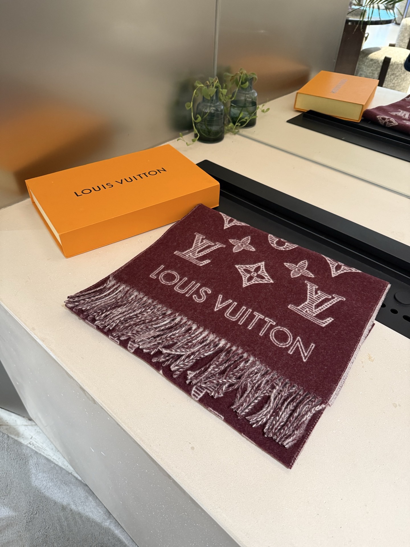 LOUIS VUITTON 루이비통 Essential Shine 머플러 5