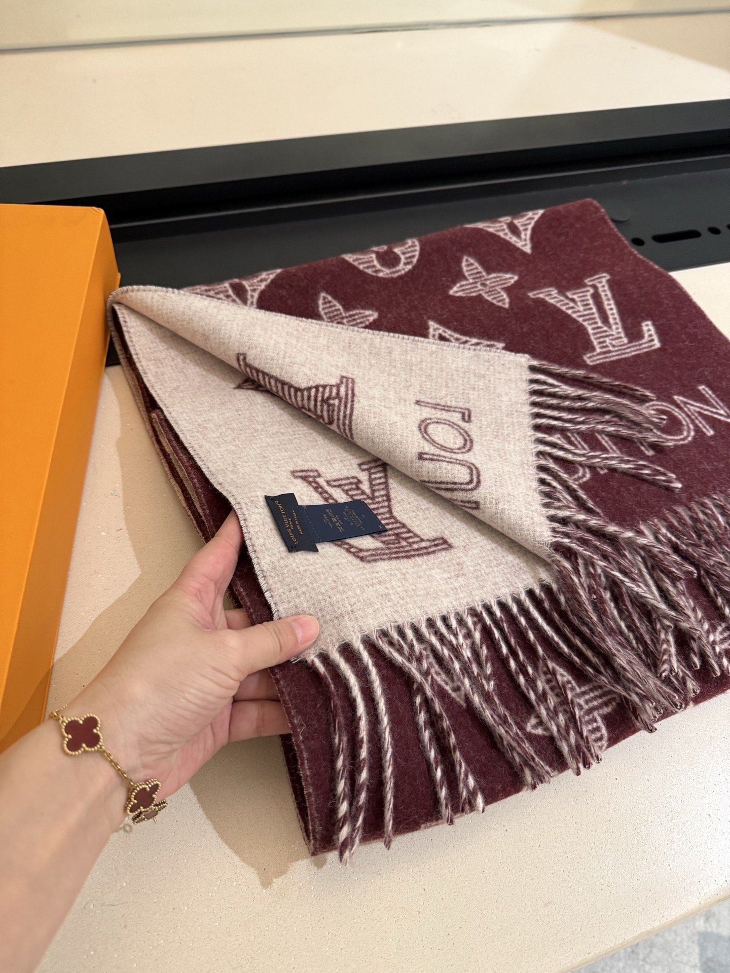 LOUIS VUITTON 루이비통 Essential Shine 머플러 6