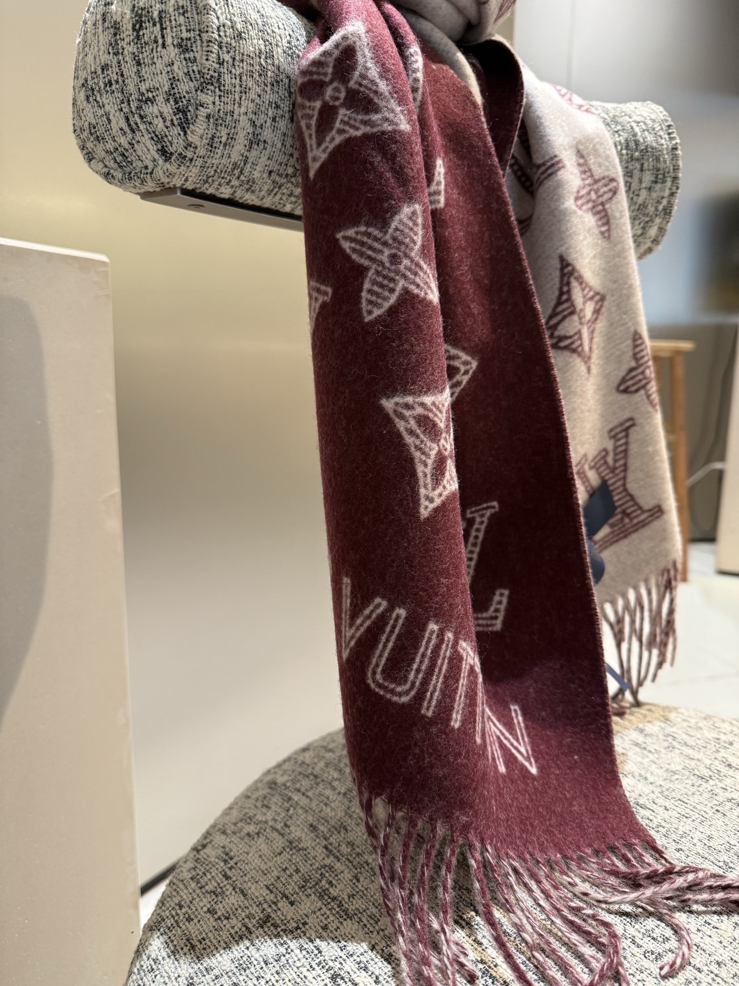 LOUIS VUITTON 루이비통 Essential Shine 머플러 10