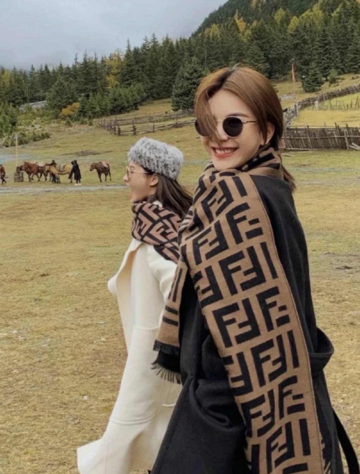 FENDI 펜디 FF 로고 스카프 1