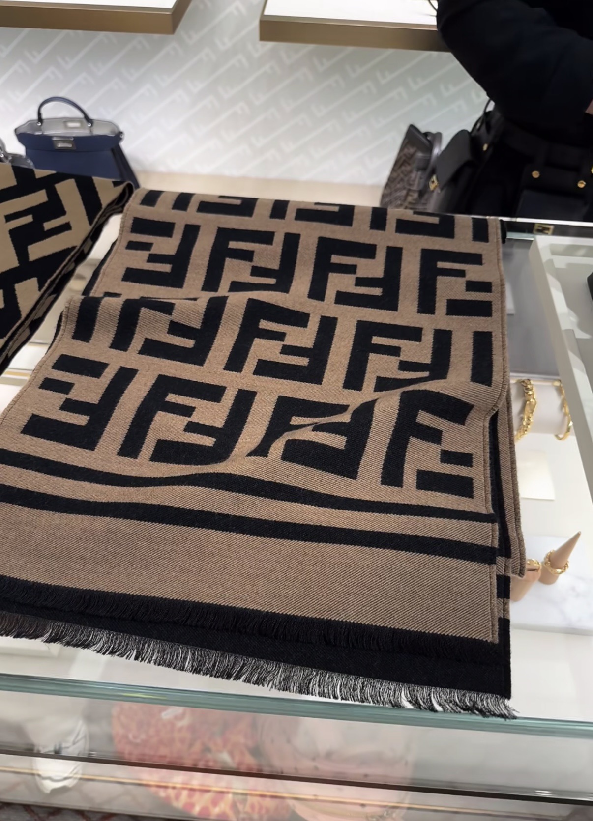 FENDI 펜디 FF 로고 스카프 3