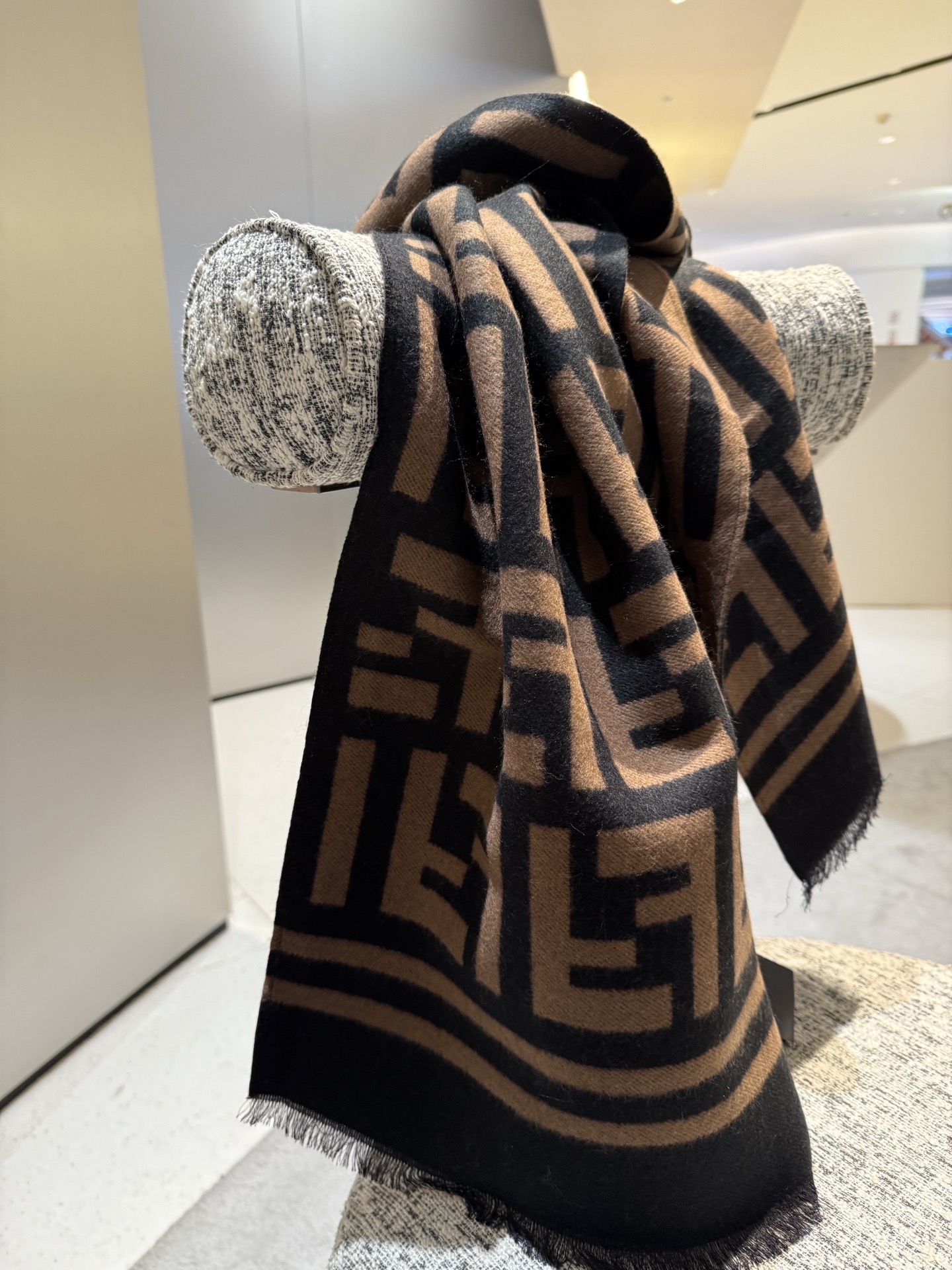 FENDI 펜디 FF 로고 스카프 8