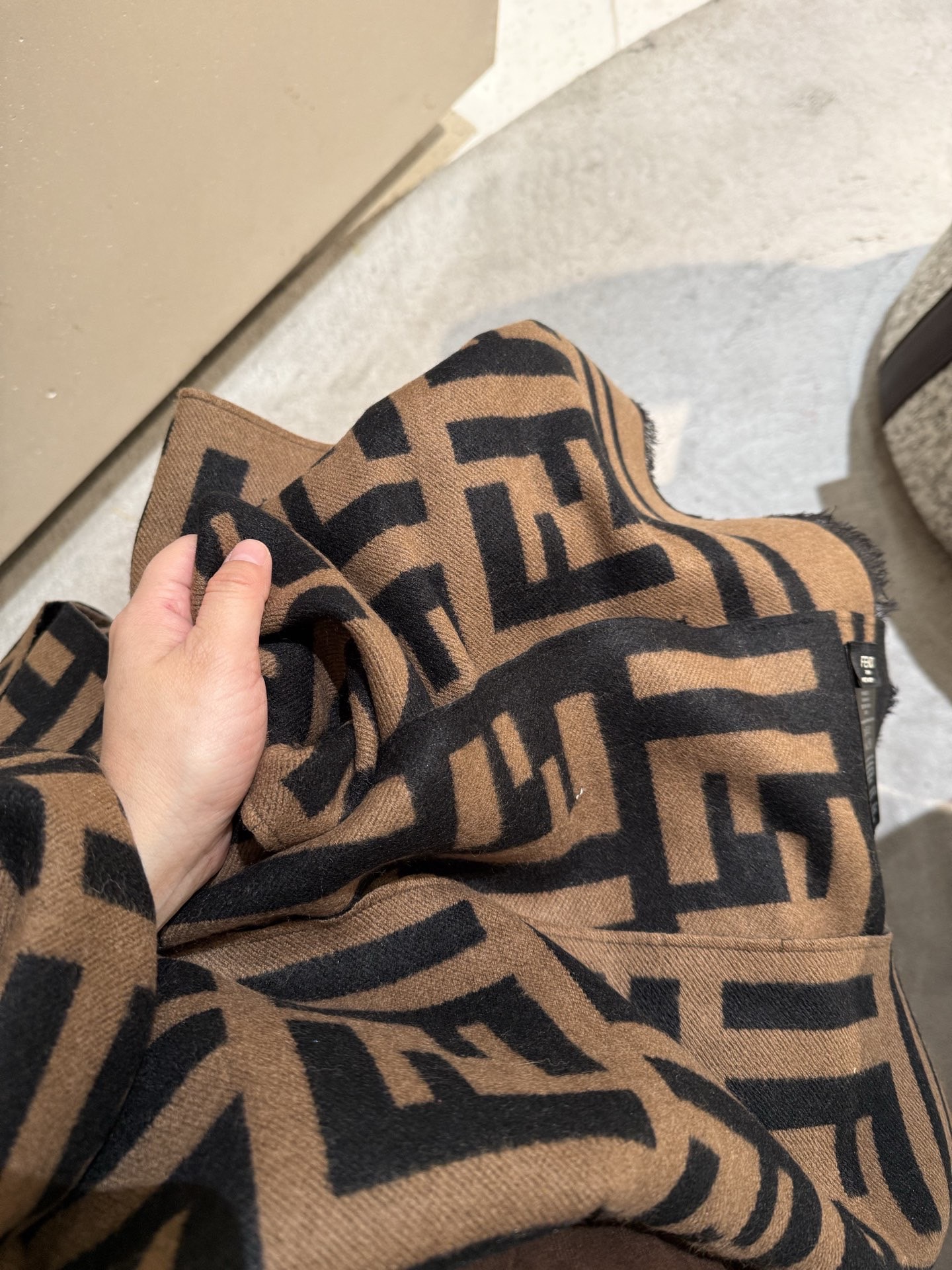 FENDI 펜디 FF 로고 스카프 9