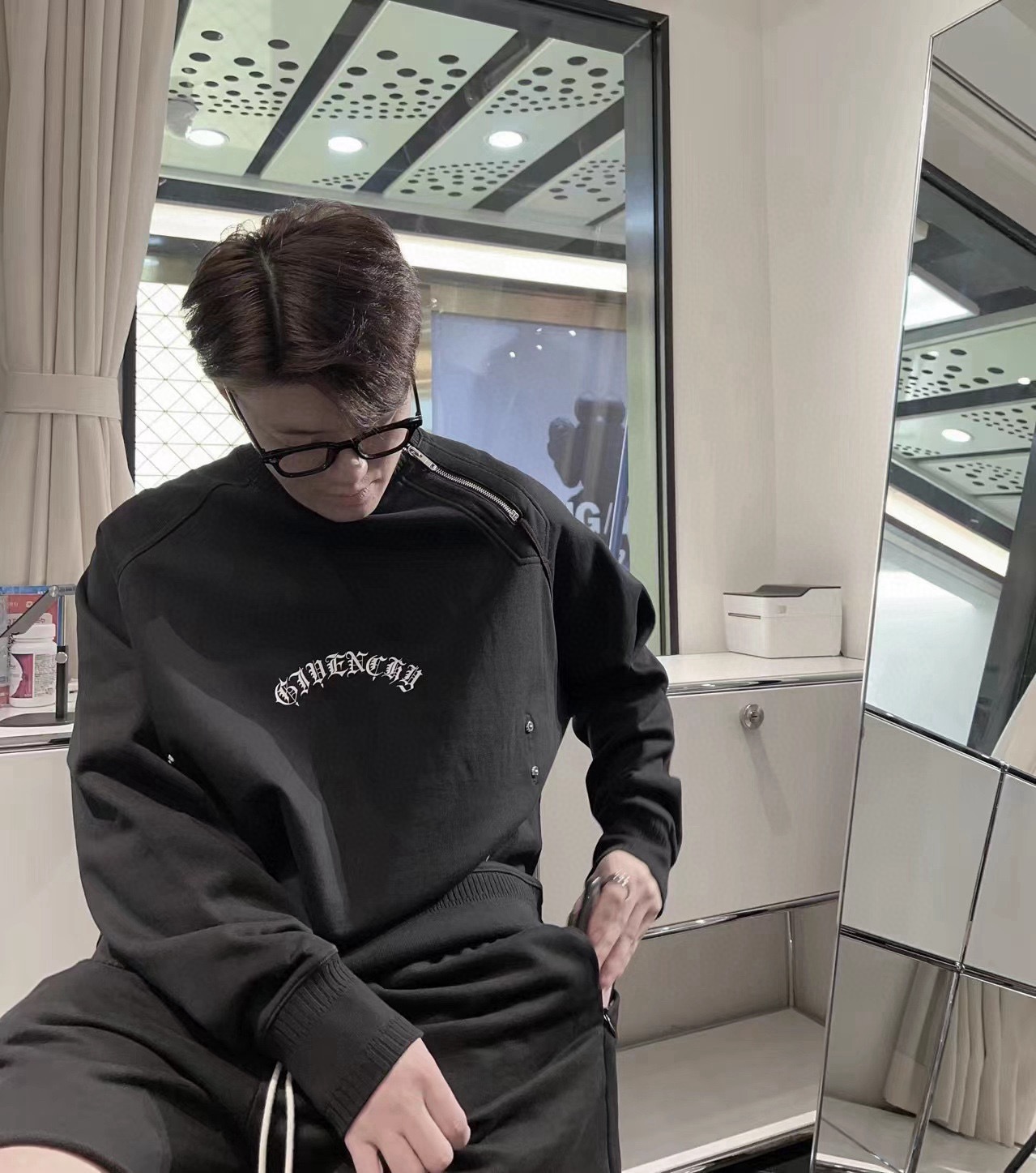 GIVENCHY 지방시 FW2023 로고 자수 스웨트셔츠 1