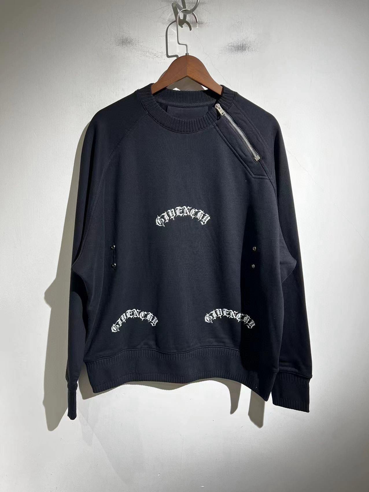 GIVENCHY 지방시 FW2023 로고 자수 스웨트셔츠 3