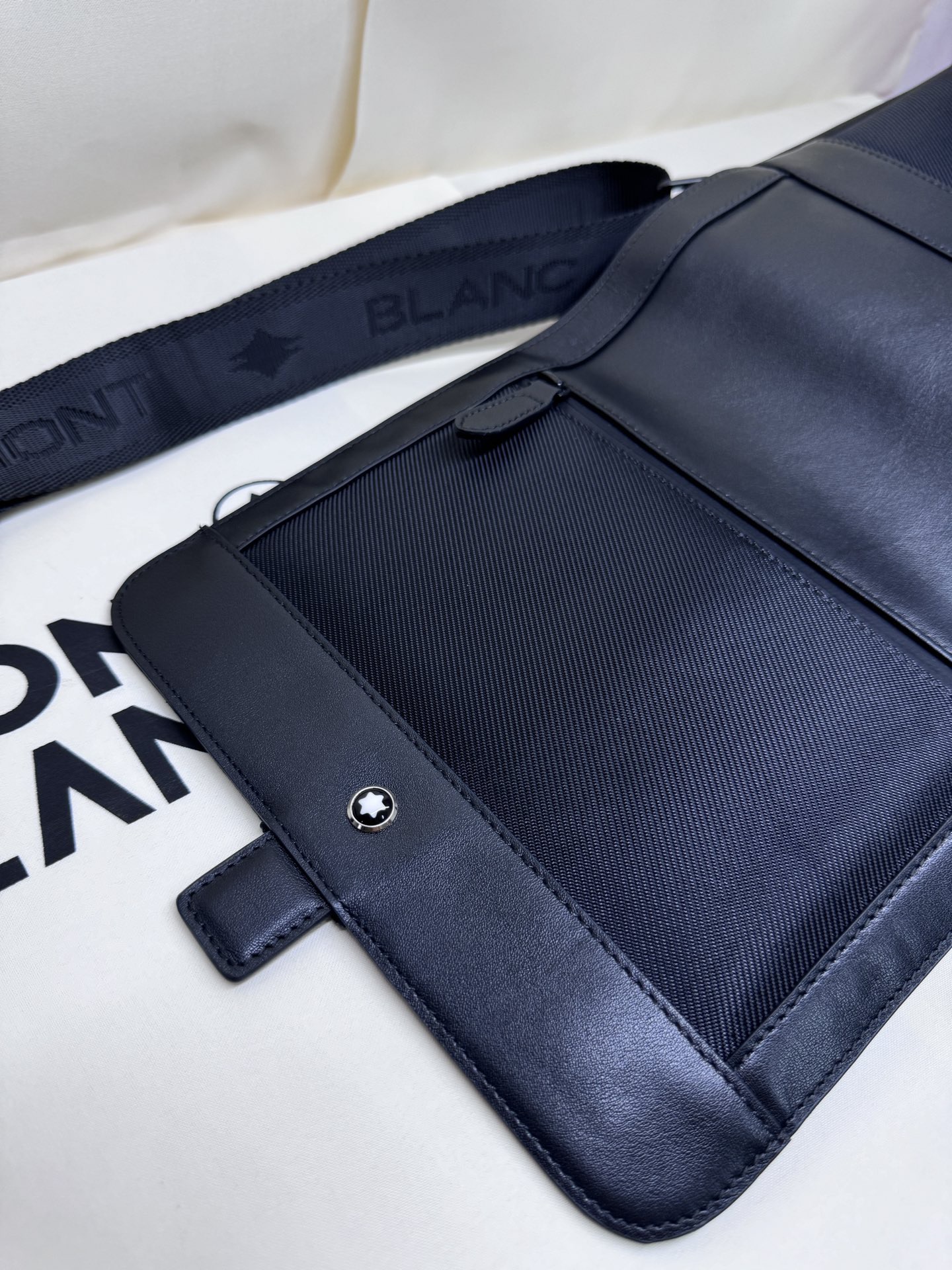 Montblanc 몽블랑 크로스백 MB118252 22cm 10