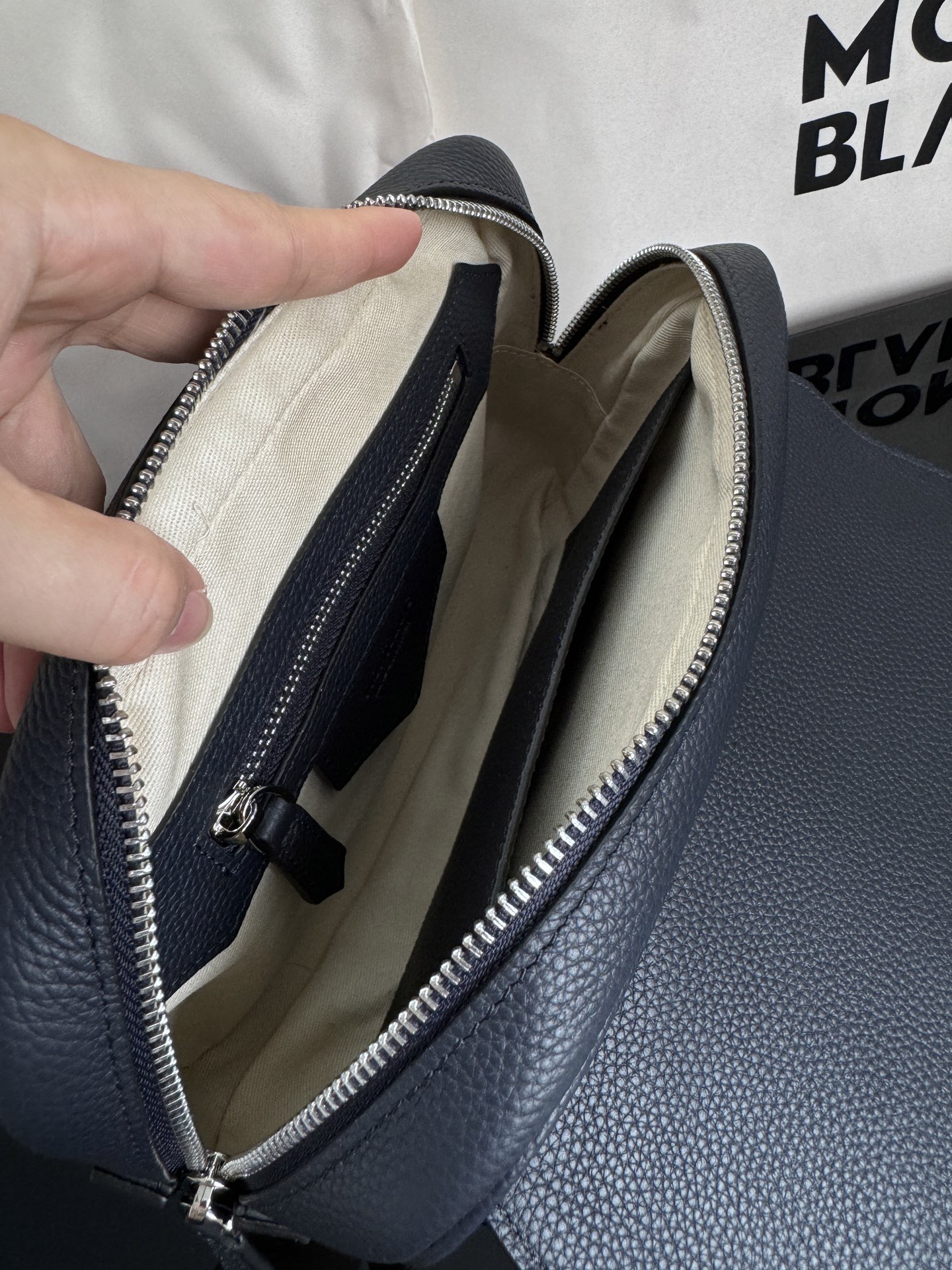 Montblanc 몽블랑 크로스바디백 24cm 10