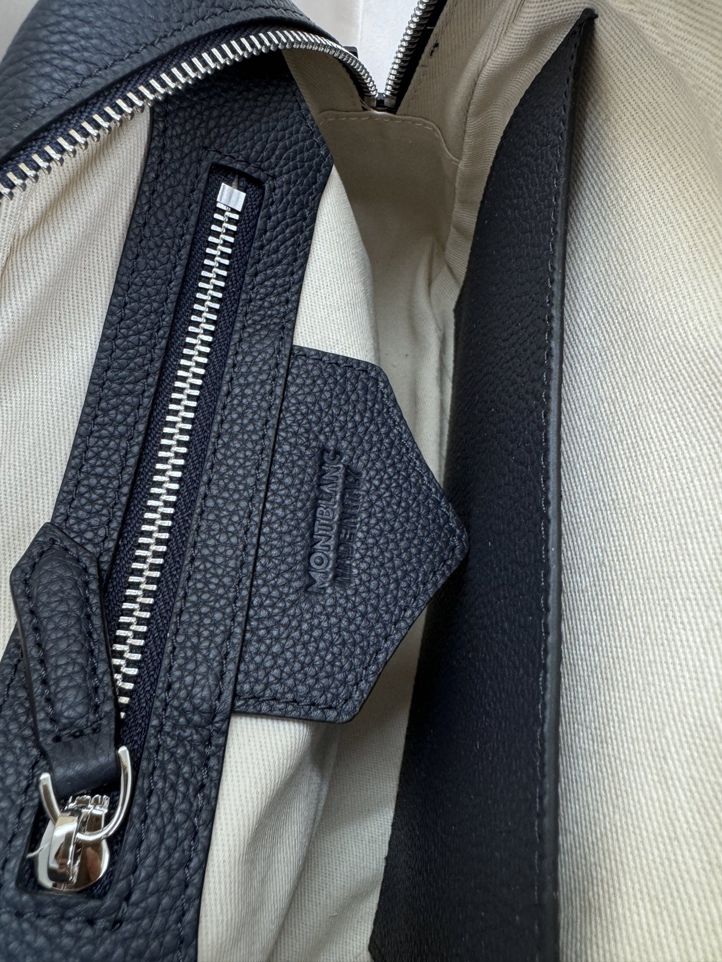 Montblanc 몽블랑 크로스바디백 24cm 11