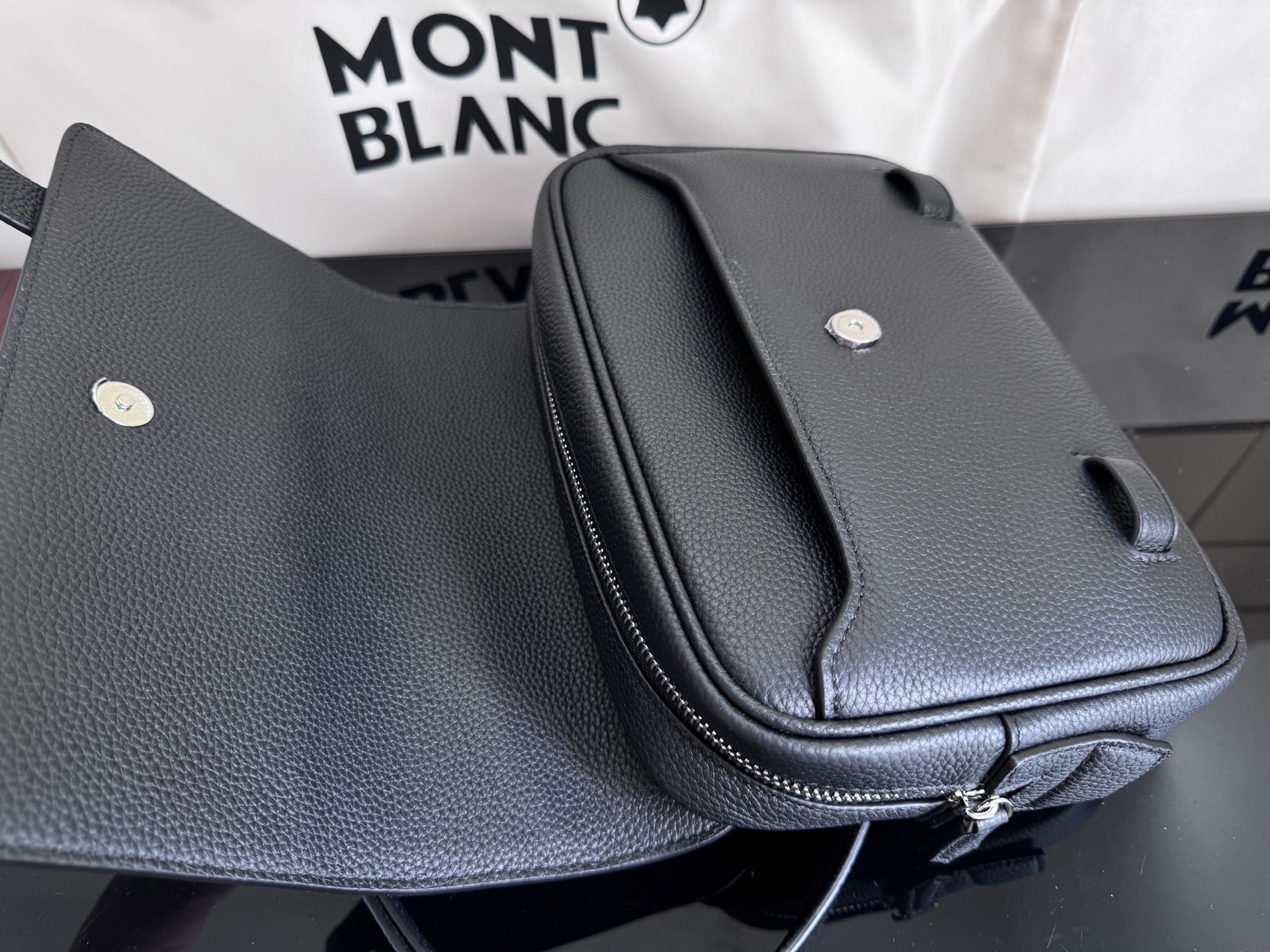 Montblanc 몽블랑 크로스바디백 24cm 19