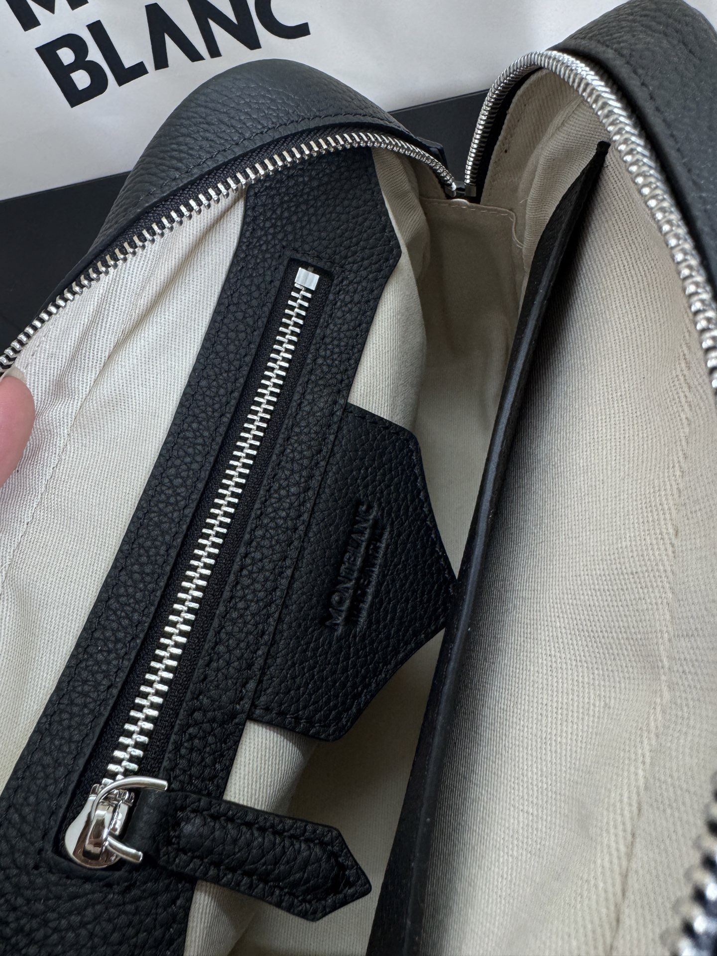 Montblanc 몽블랑 크로스바디백 24cm 21