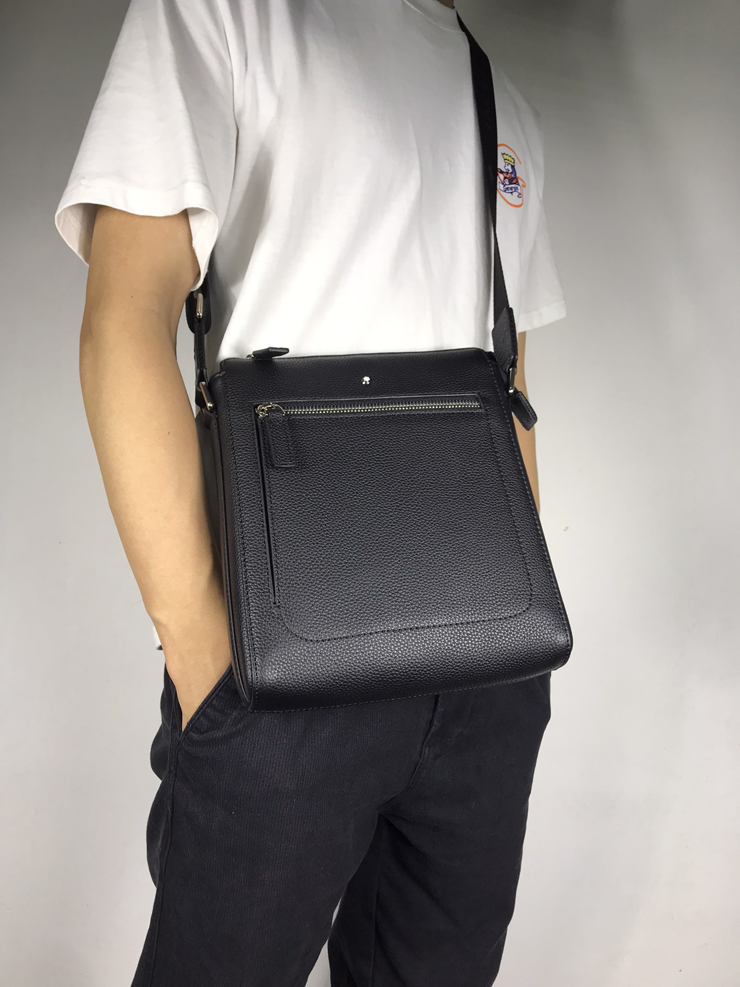 MontBlanc 몽블랑 MB126242 메신저백 21cm 1