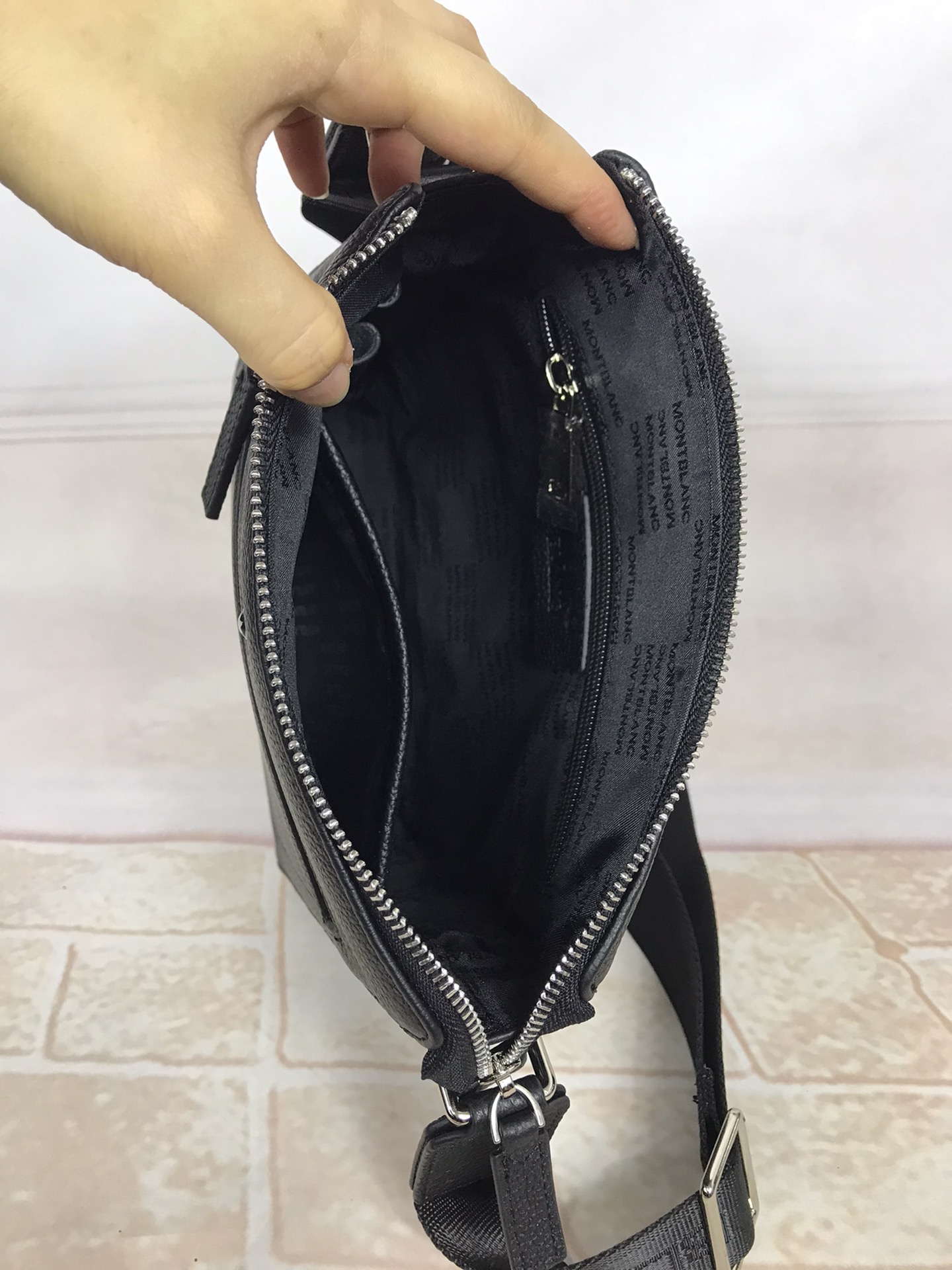 MontBlanc 몽블랑 MB126242 메신저백 21cm 13