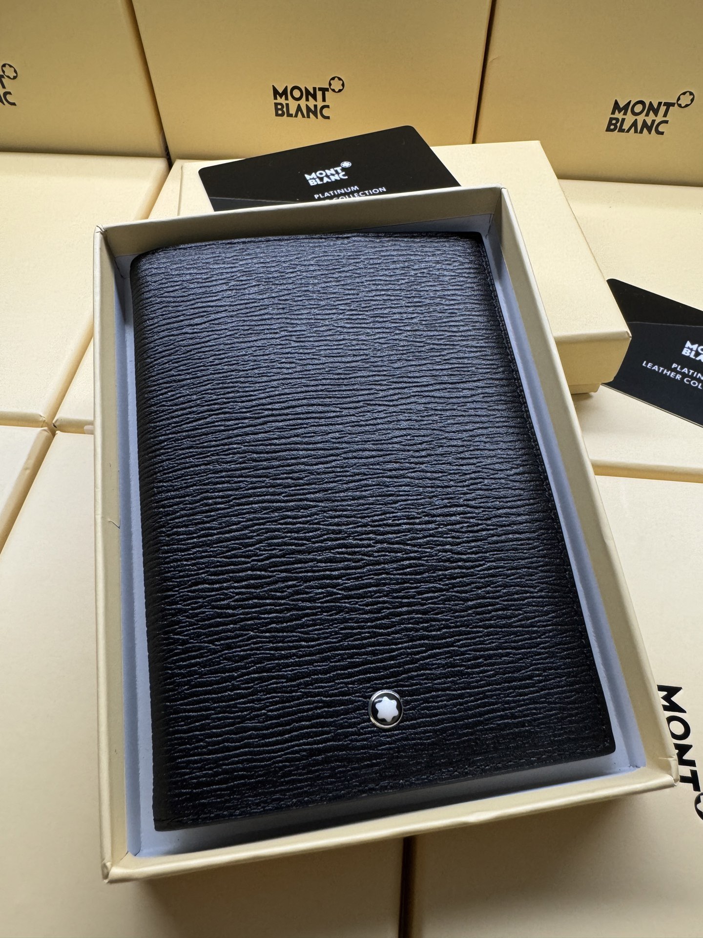 MontBlanc 몽블랑 물결무늬 소가죽 여권지갑 1