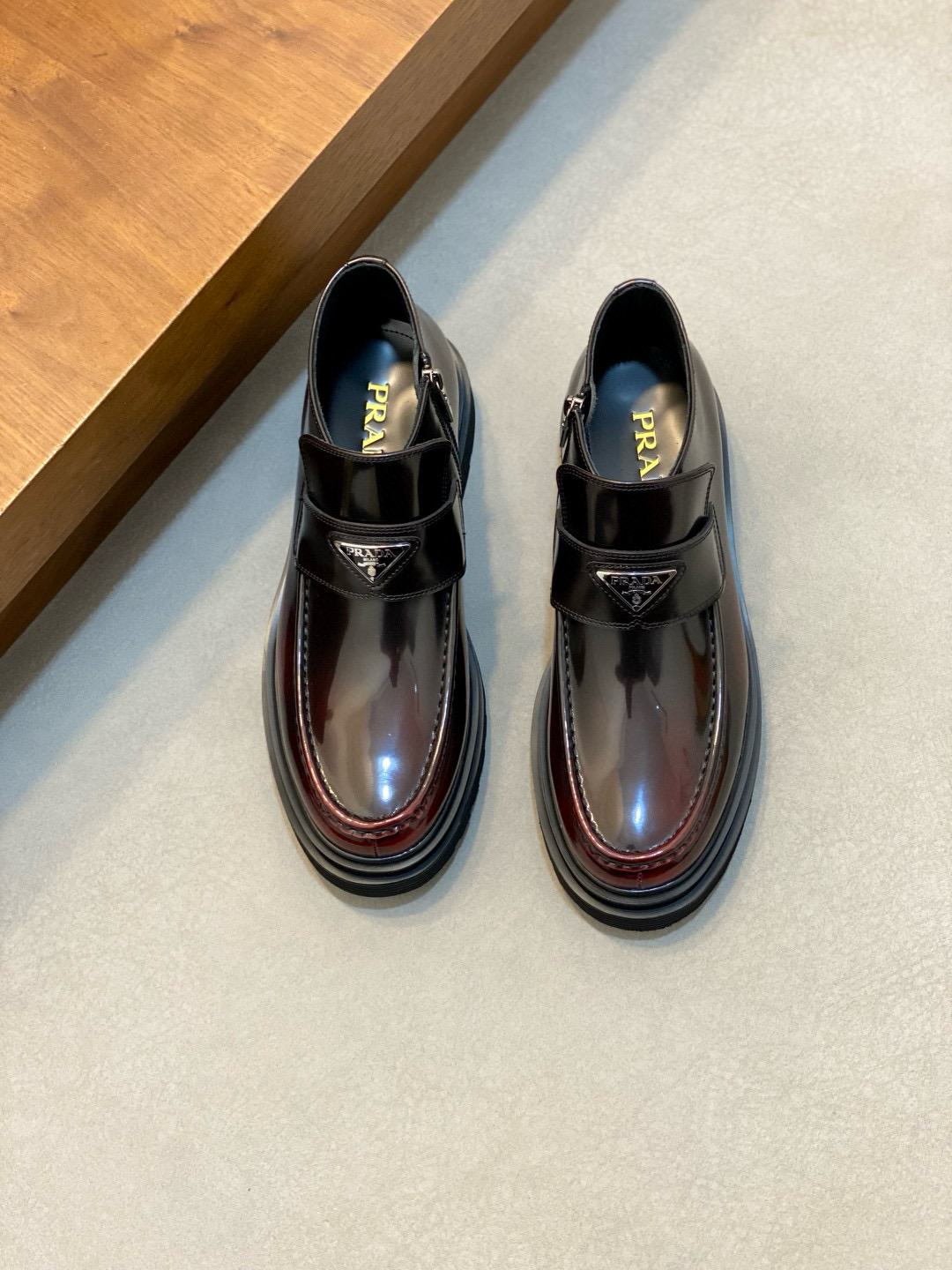 Prada 프라다 남성 유광 가죽 플랫폼 로퍼 1