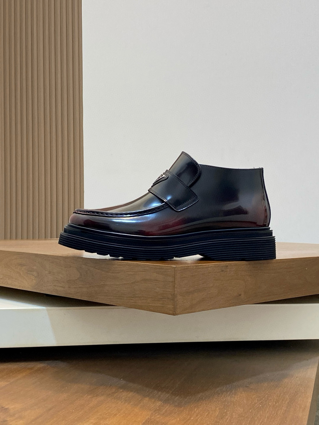 Prada 프라다 남성 유광 가죽 플랫폼 로퍼 2