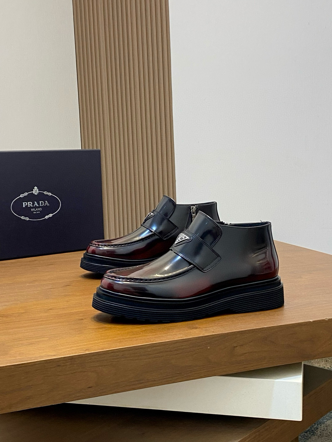 Prada 프라다 남성 유광 가죽 플랫폼 로퍼 3