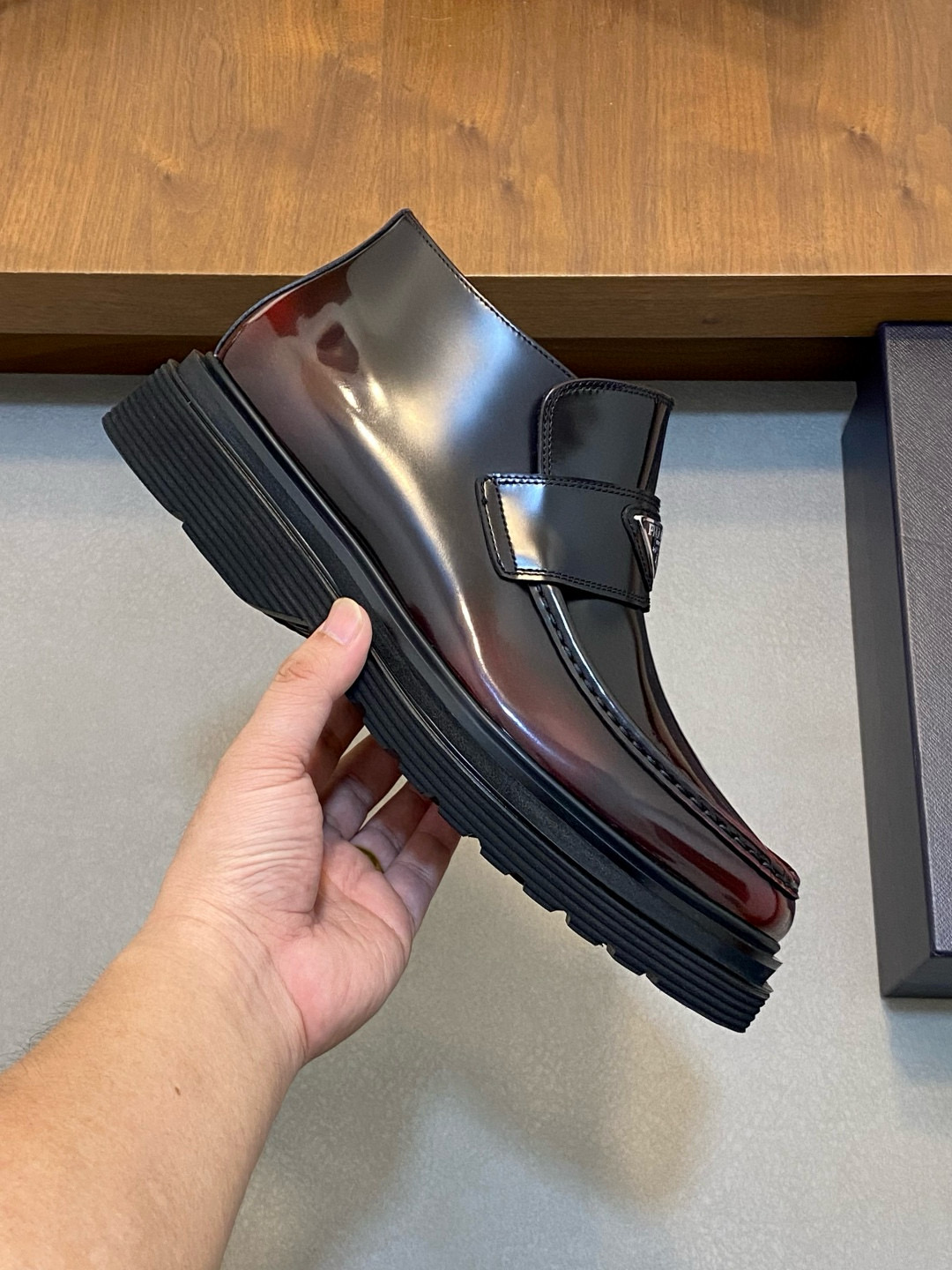 Prada 프라다 남성 유광 가죽 플랫폼 로퍼 4