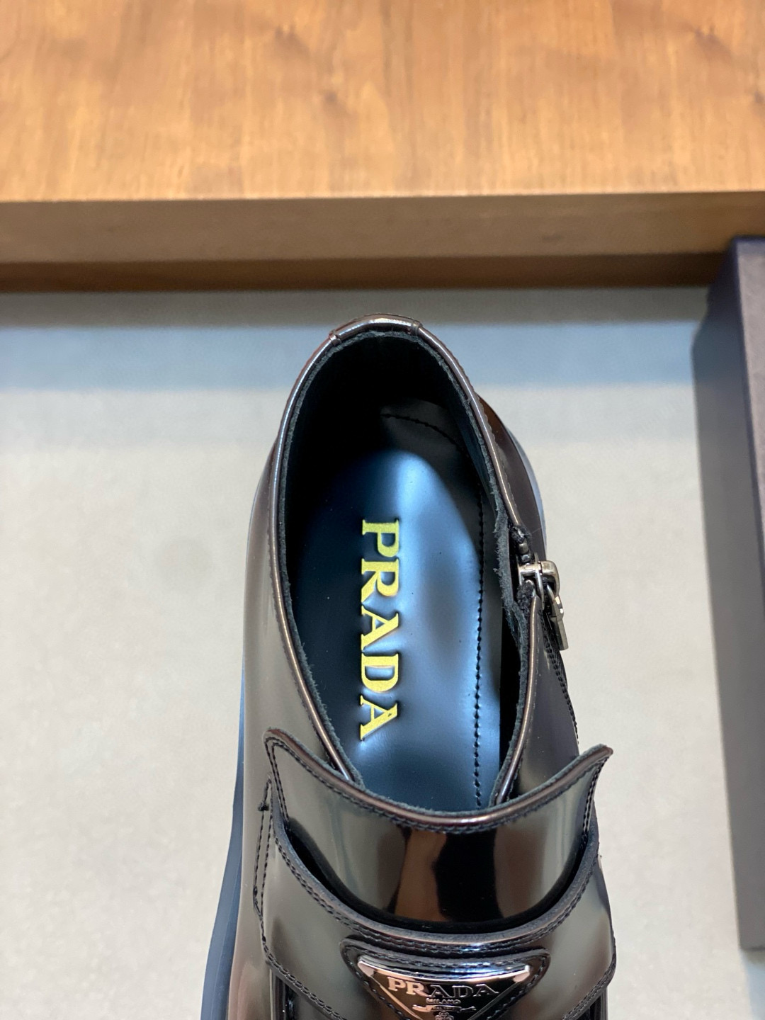 Prada 프라다 남성 유광 가죽 플랫폼 로퍼 7