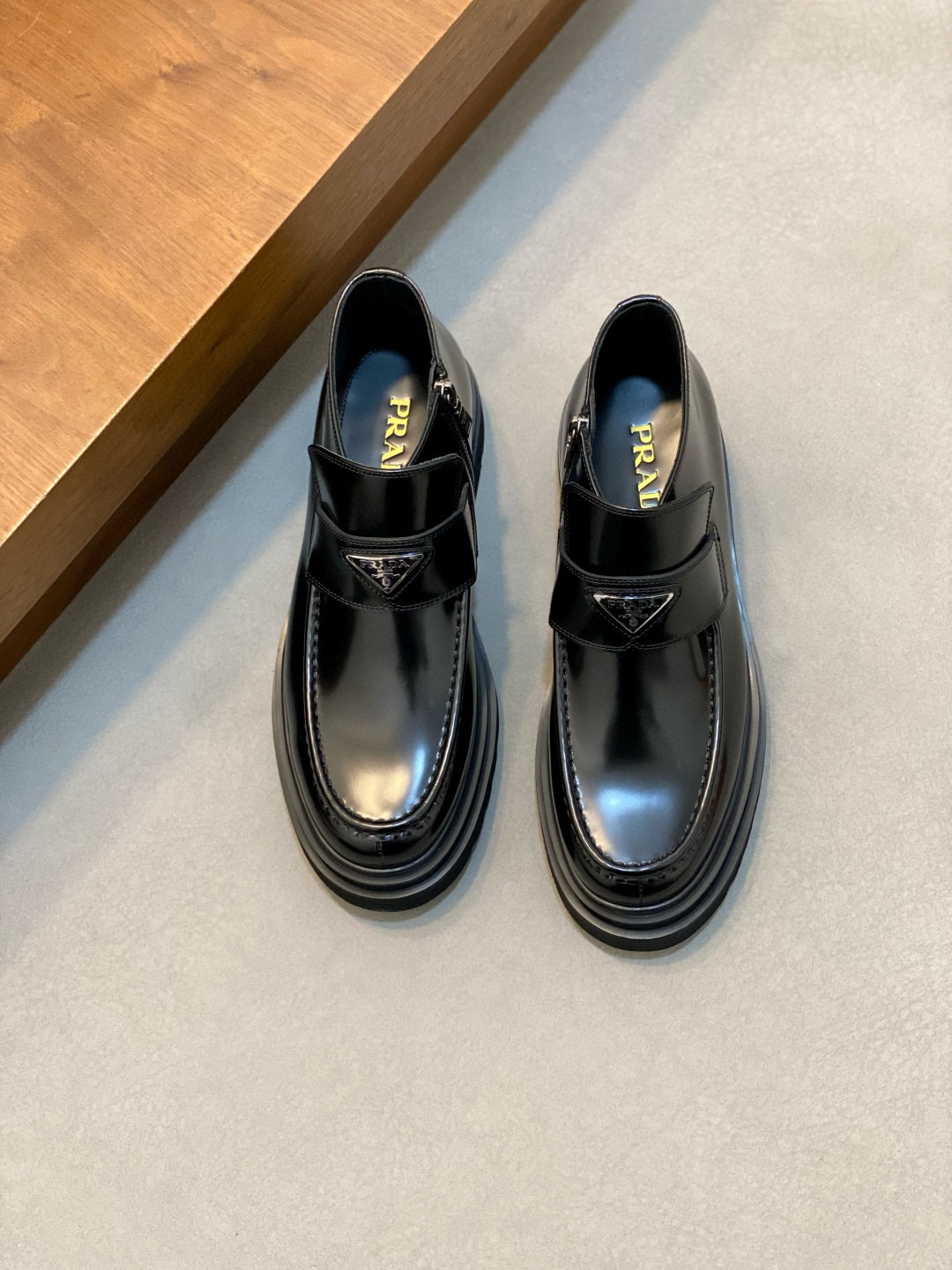 Prada 프라다 남성 유광 가죽 플랫폼 로퍼 1