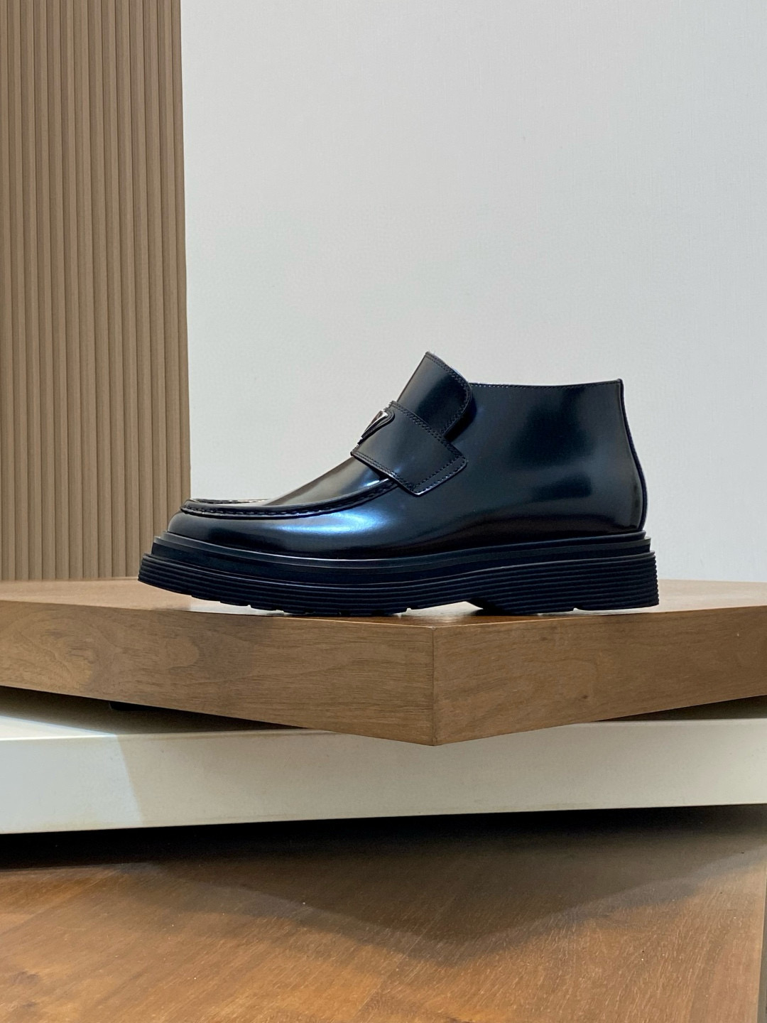 Prada 프라다 남성 유광 가죽 플랫폼 로퍼 2