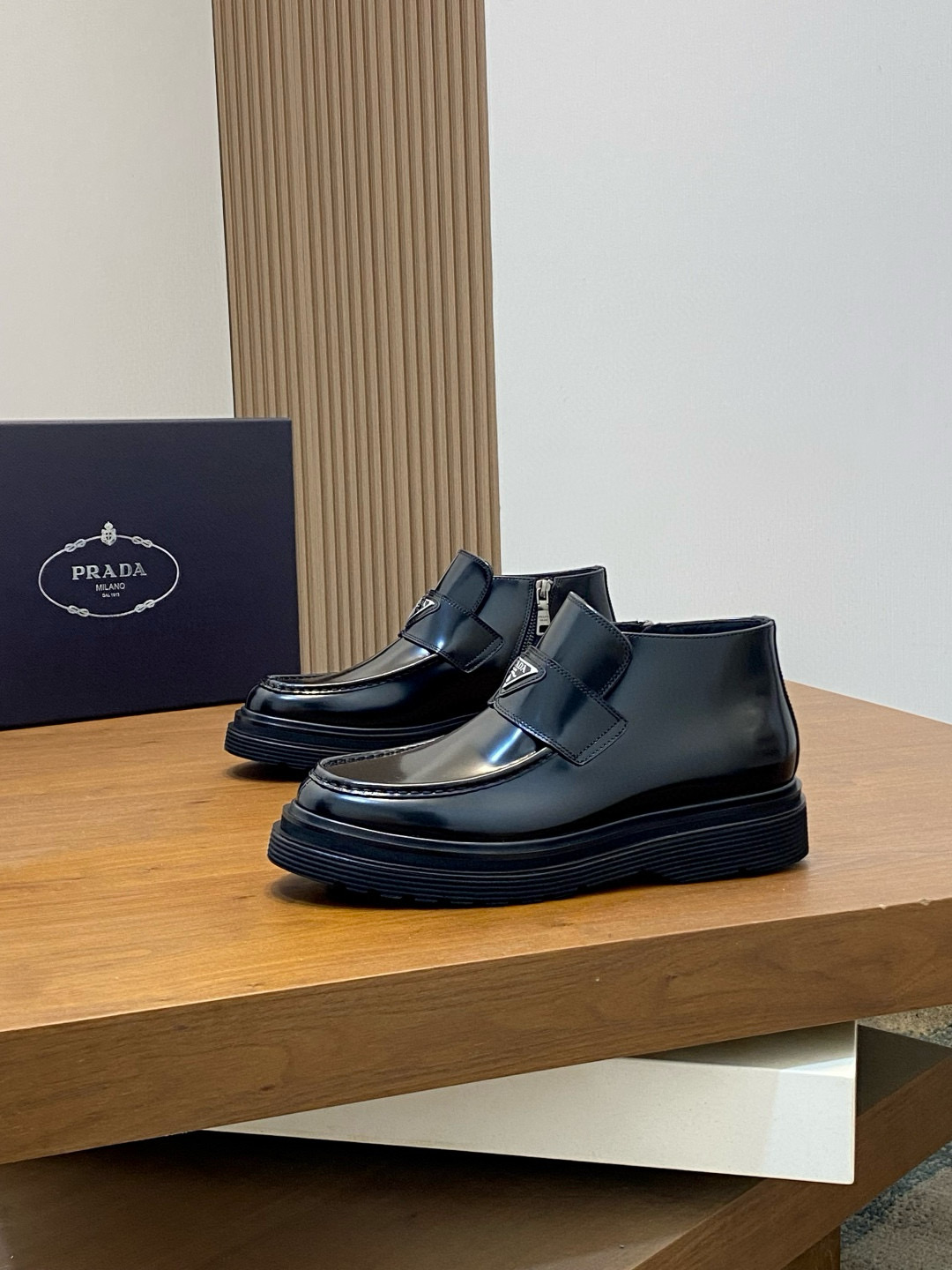 Prada 프라다 남성 유광 가죽 플랫폼 로퍼 3