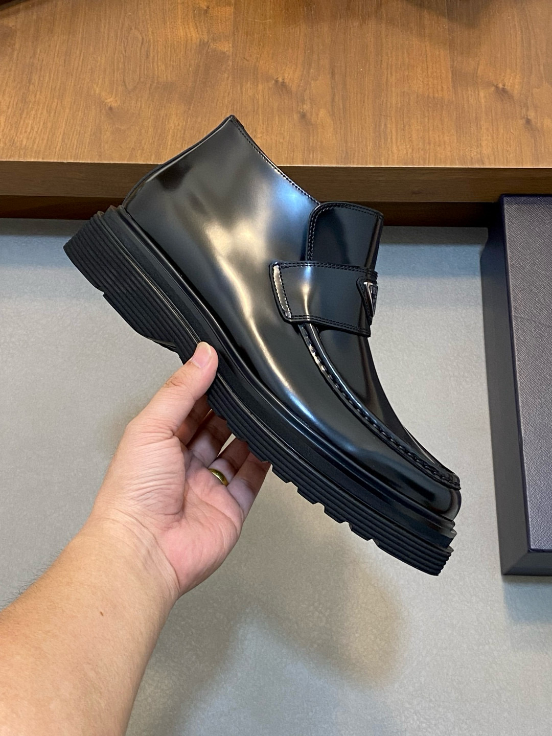 Prada 프라다 남성 유광 가죽 플랫폼 로퍼 4