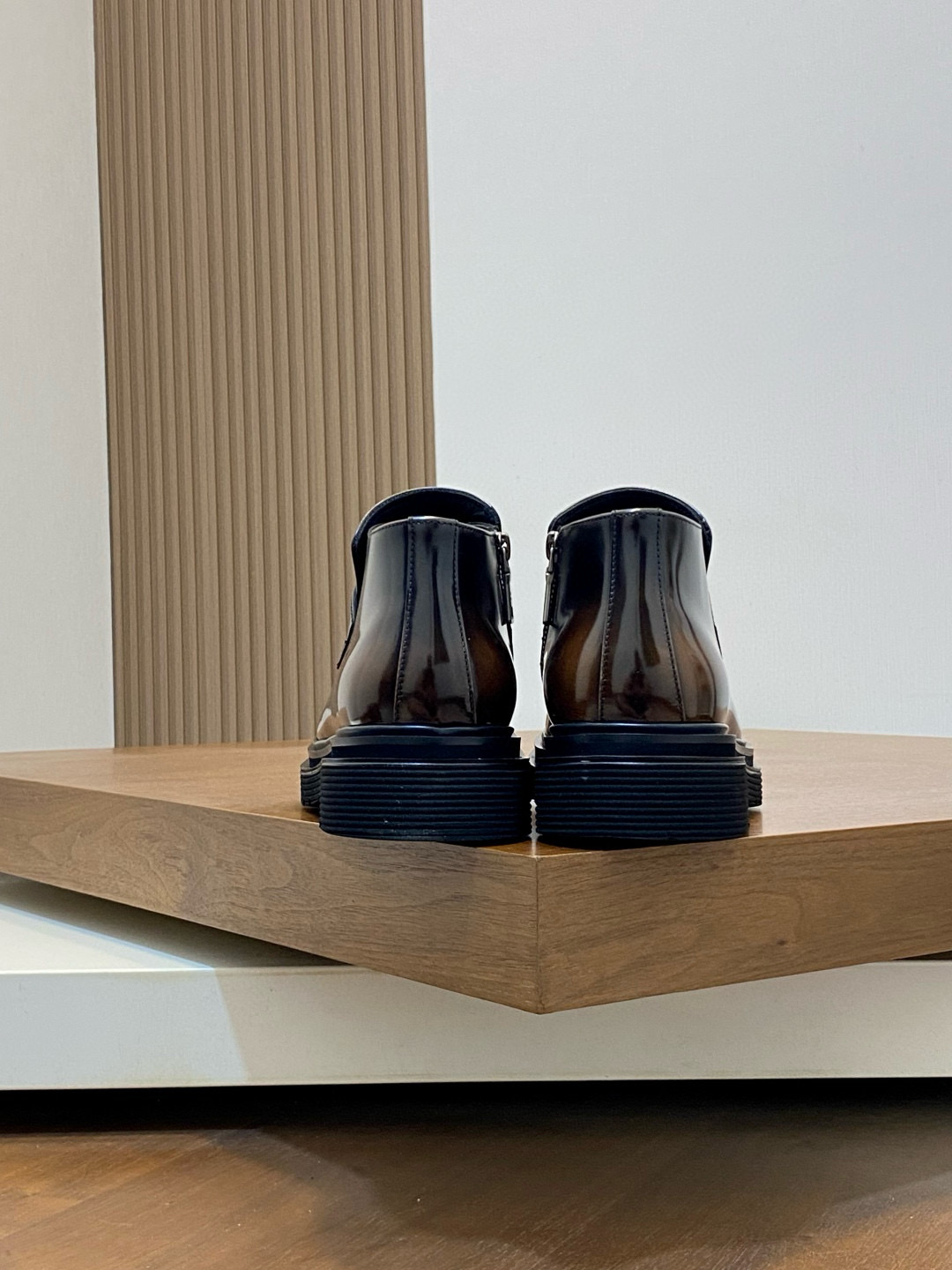 Prada 프라다 남성 유광 가죽 플랫폼 로퍼 10