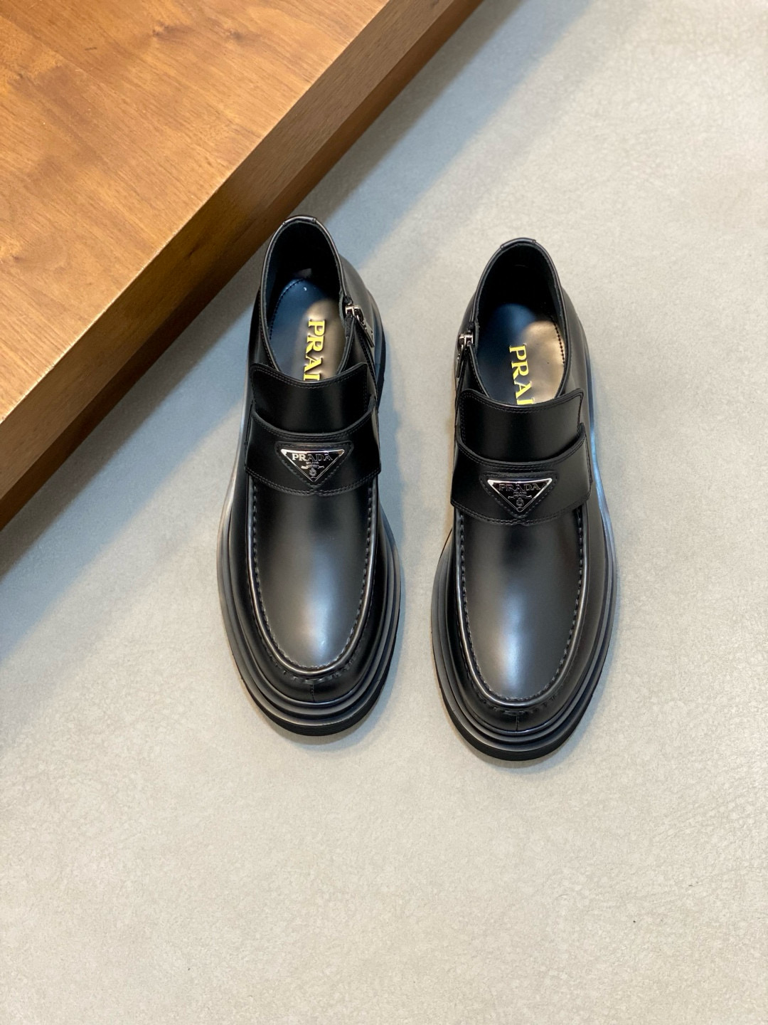 Prada 프라다 남성 유광 가죽 플랫폼 로퍼 1