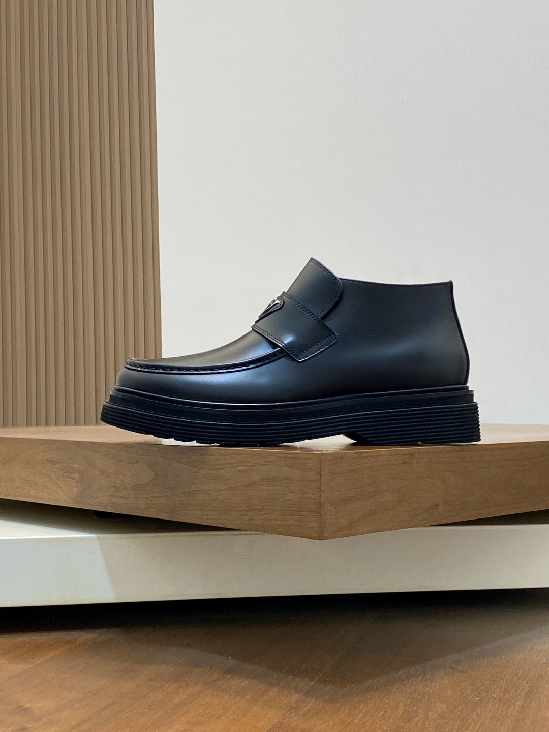 Prada 프라다 남성 유광 가죽 플랫폼 로퍼 2