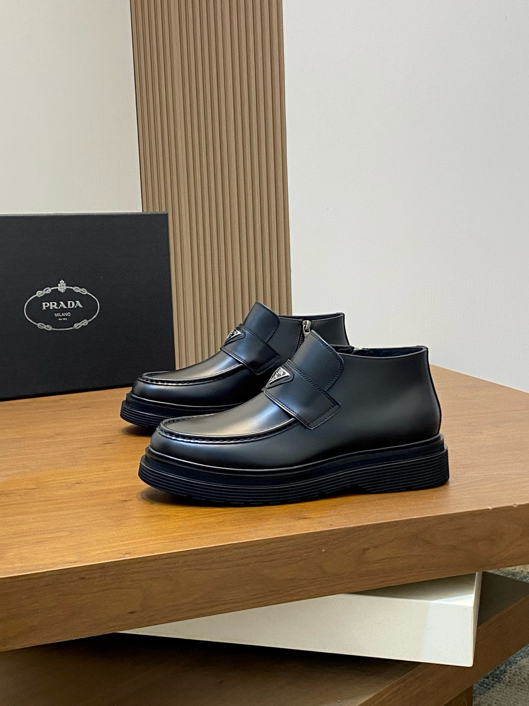 Prada 프라다 남성 유광 가죽 플랫폼 로퍼 3