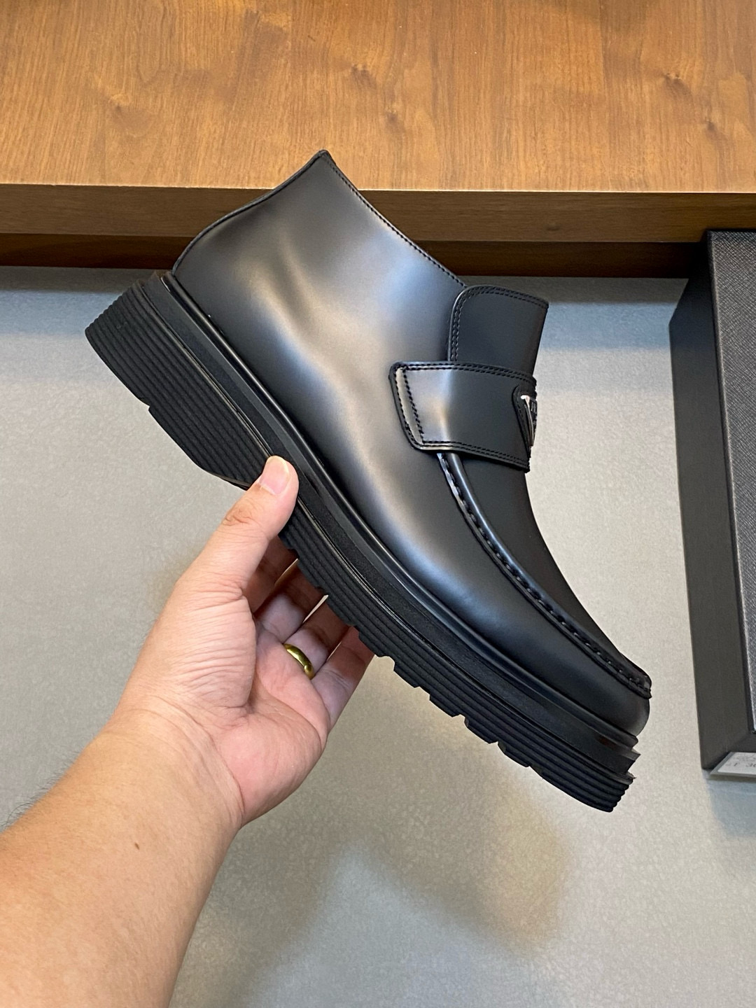 Prada 프라다 남성 유광 가죽 플랫폼 로퍼 4