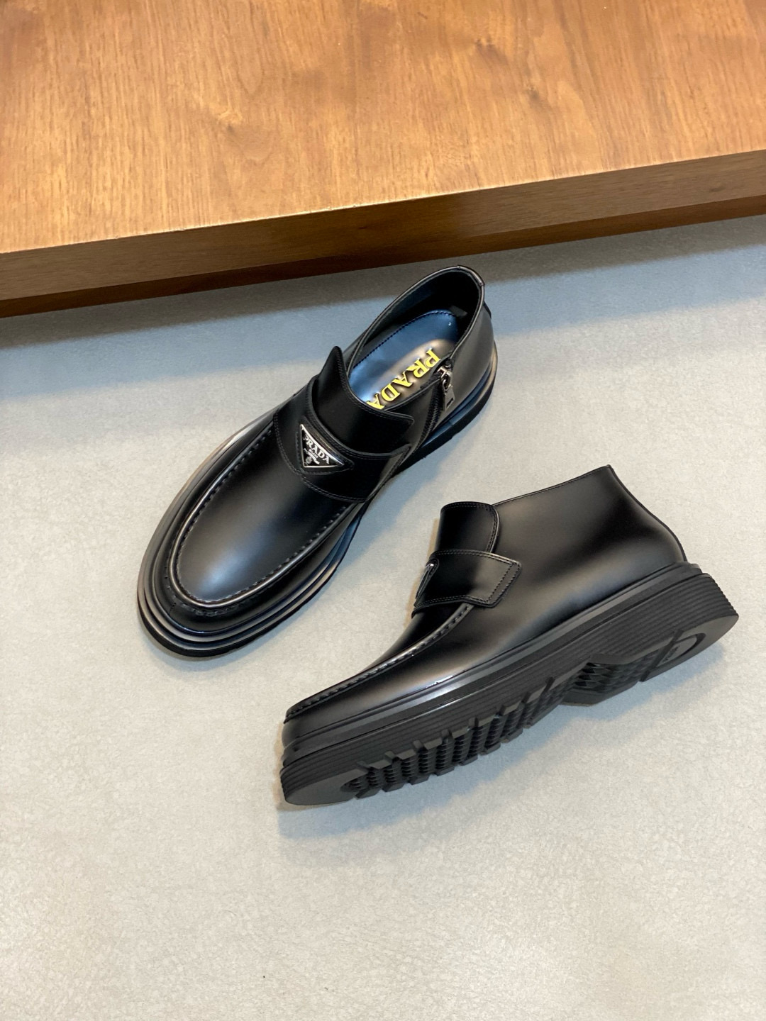 Prada 프라다 남성 유광 가죽 플랫폼 로퍼 5