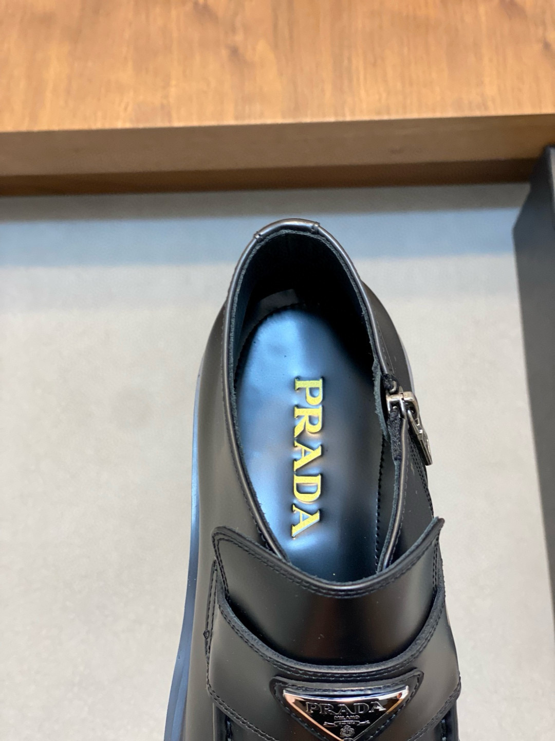 Prada 프라다 남성 유광 가죽 플랫폼 로퍼 7