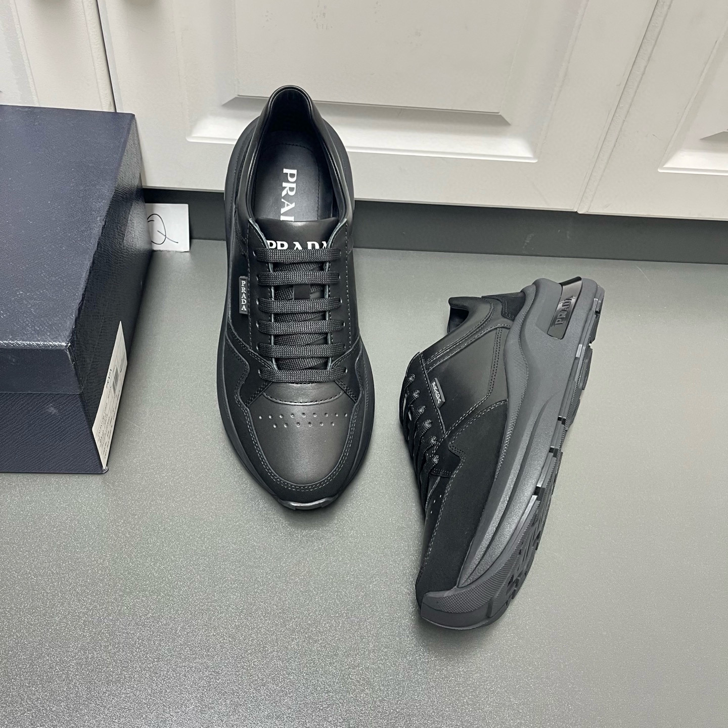 Prada 프라다 남성 신형 소가죽 캐주얼 스니커즈  1