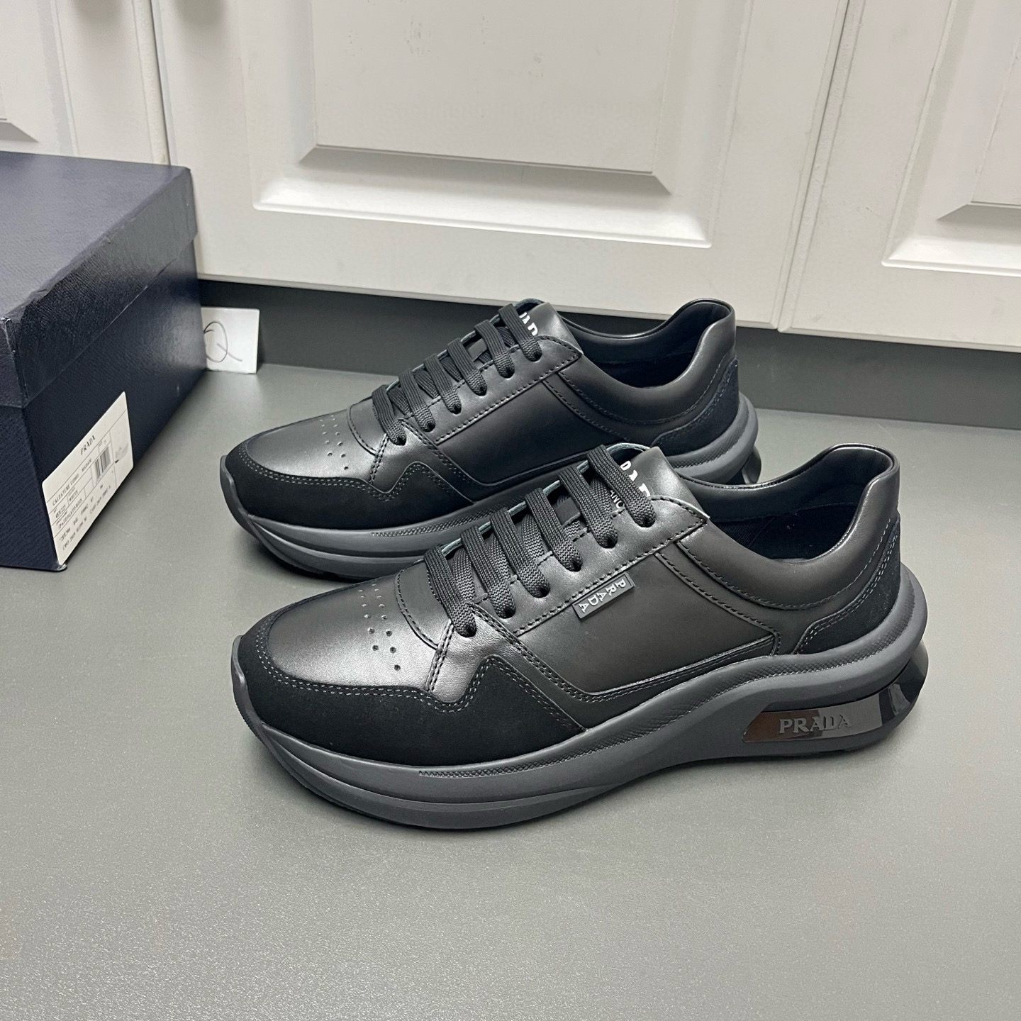 Prada 프라다 남성 신형 소가죽 캐주얼 스니커즈  2