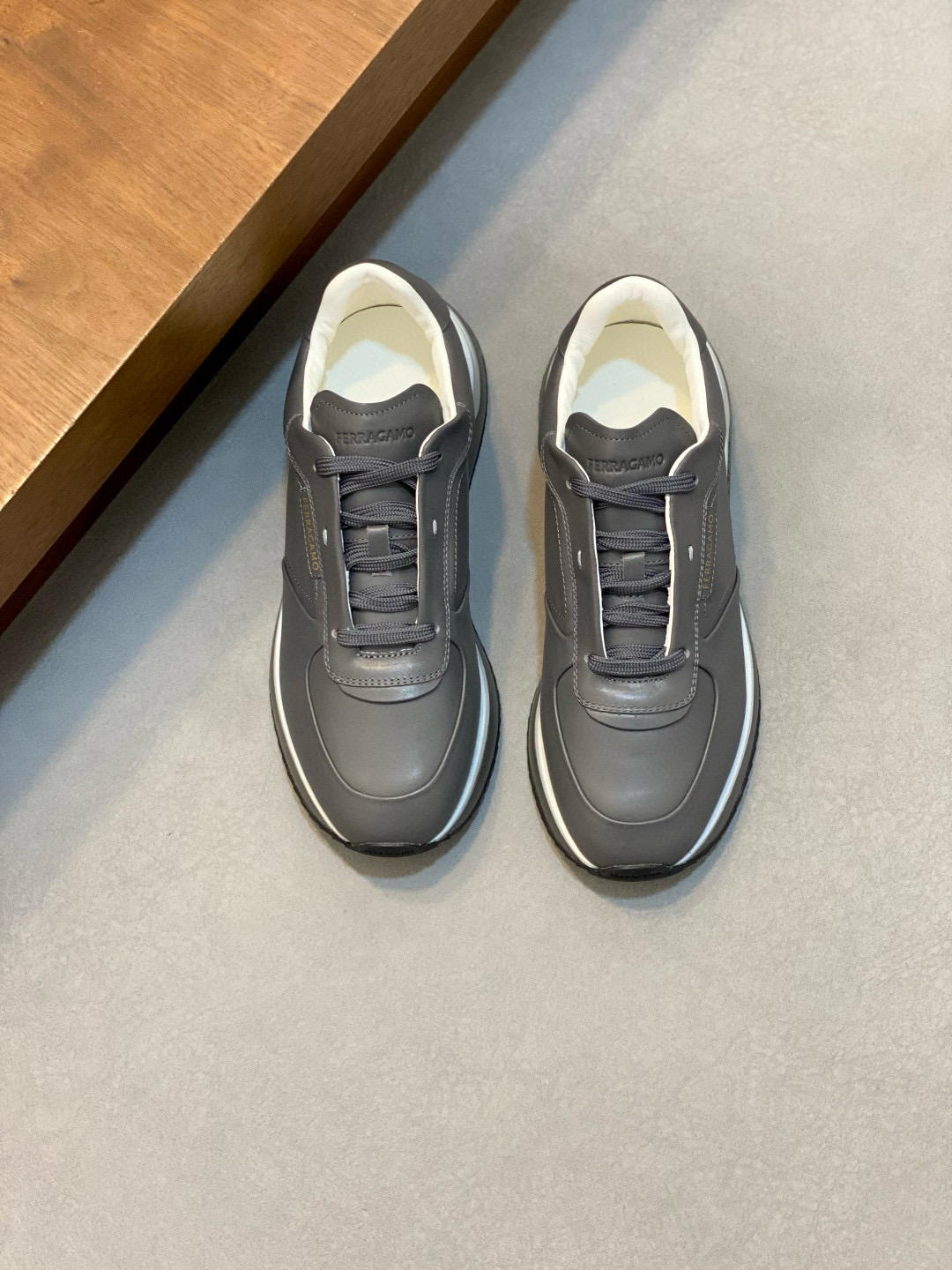 Ferragamo 페라가모 남성 신형 소가죽 캐주얼 스니커즈 1