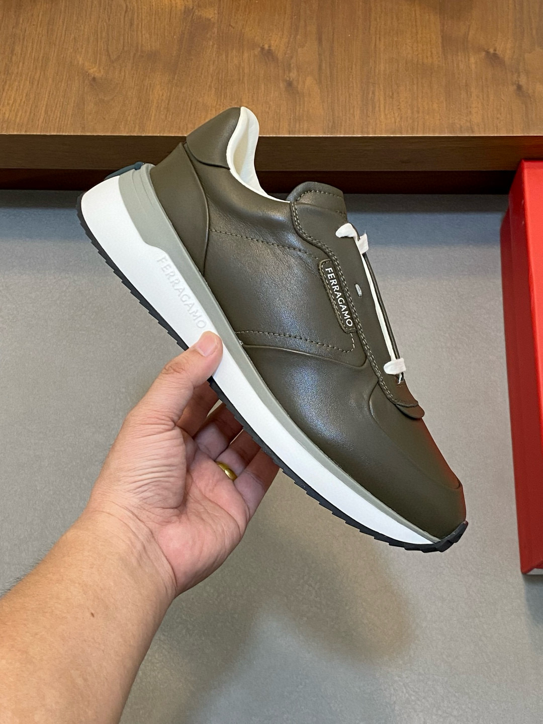 Ferragamo 페라가모 남성 신형 소가죽 캐주얼 스니커즈 1