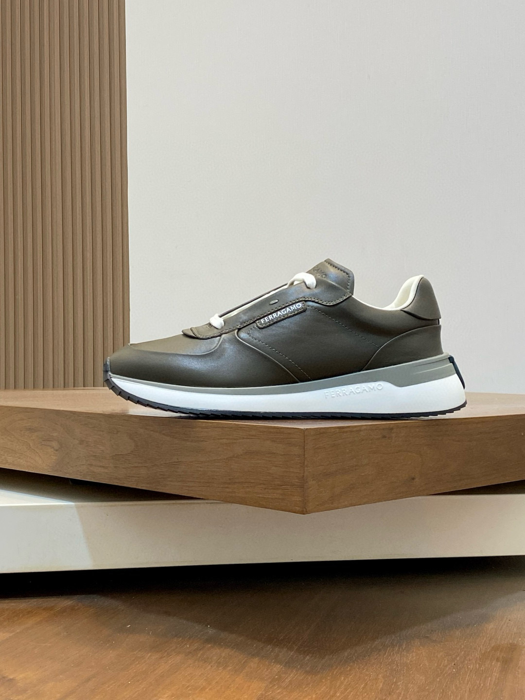 Ferragamo 페라가모 남성 신형 소가죽 캐주얼 스니커즈 2