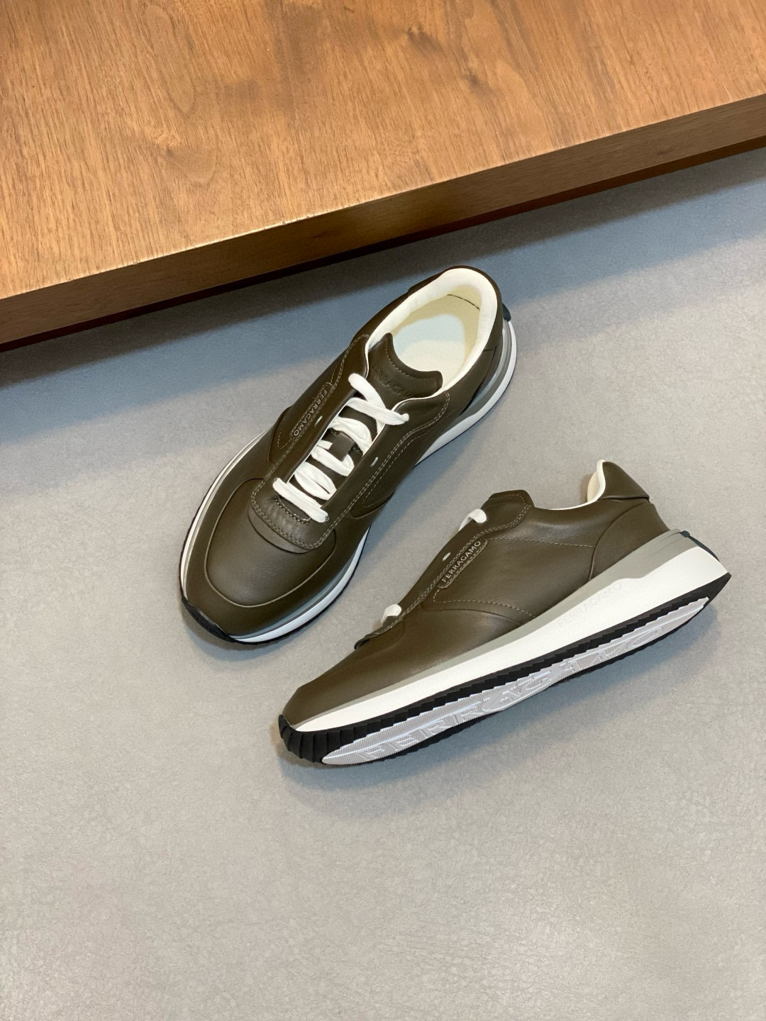 Ferragamo 페라가모 남성 신형 소가죽 캐주얼 스니커즈 4