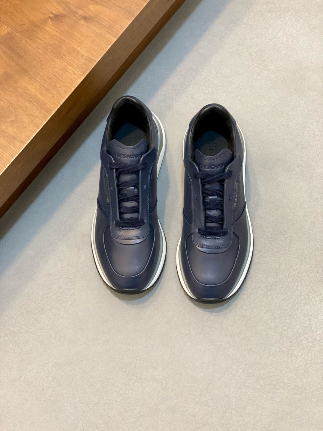 Ferragamo 페라가모 남성 신형 소가죽 캐주얼 스니커즈 1