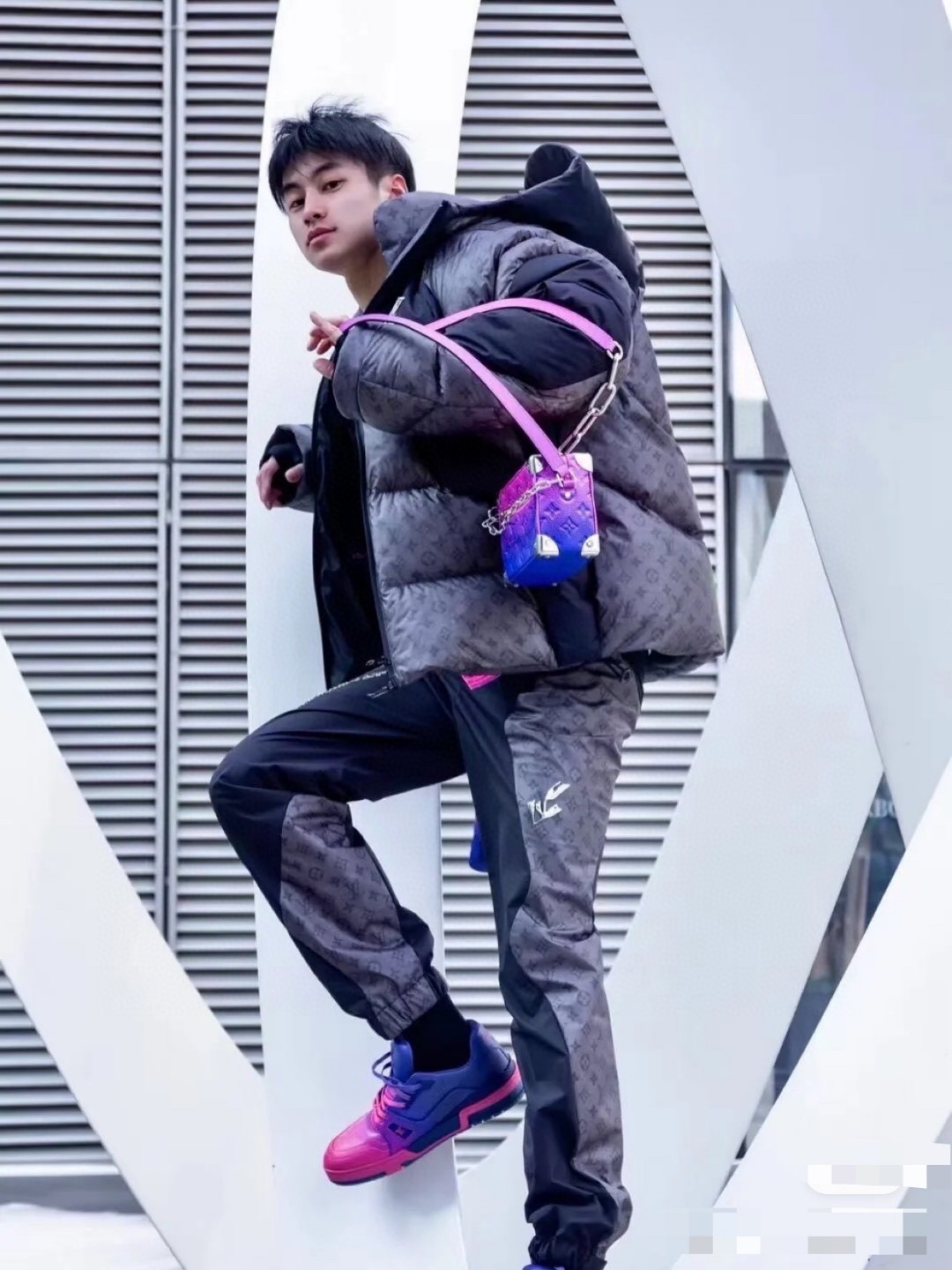 LOUIS VUITTON 루이비통 온감 블랙 테크놀로지 체온변색 다운패딩 2