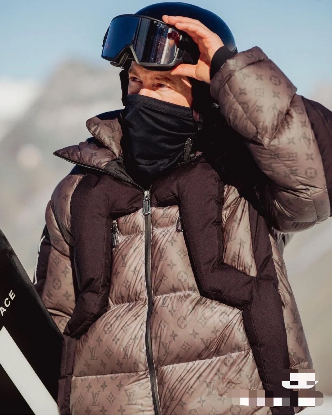 LOUIS VUITTON 루이비통 온감 블랙 테크놀로지 체온변색 다운패딩 4