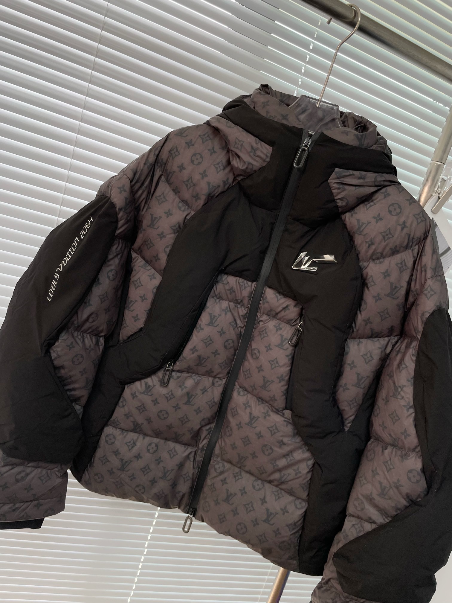 LOUIS VUITTON 루이비통 온감 블랙 테크놀로지 체온변색 다운패딩 13