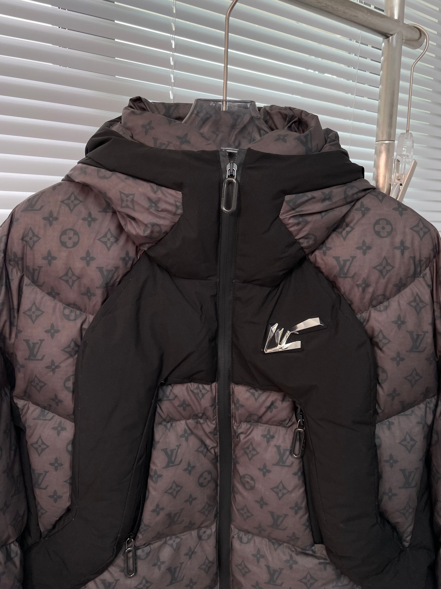 LOUIS VUITTON 루이비통 온감 블랙 테크놀로지 체온변색 다운패딩 14