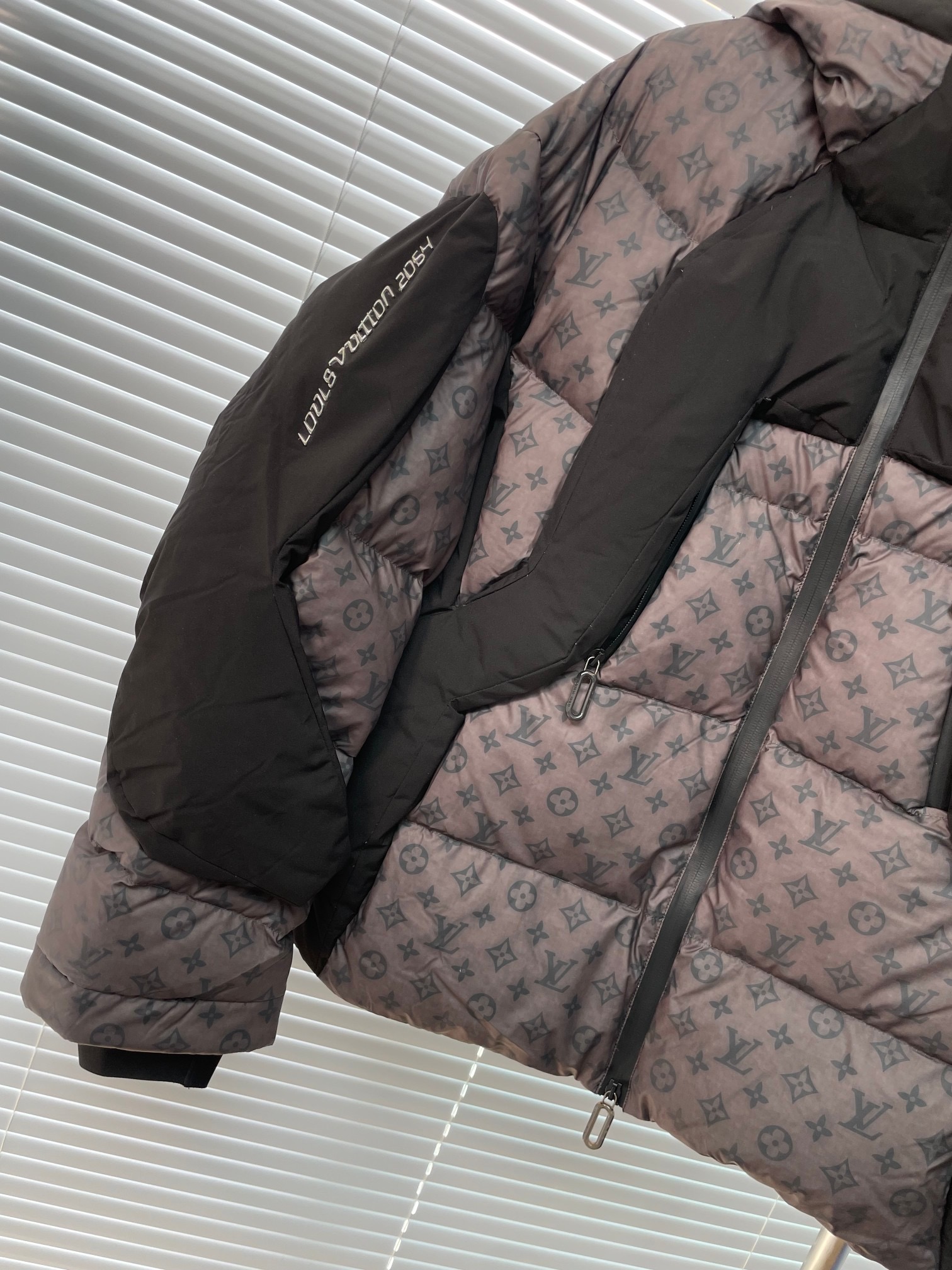 LOUIS VUITTON 루이비통 온감 블랙 테크놀로지 체온변색 다운패딩 15