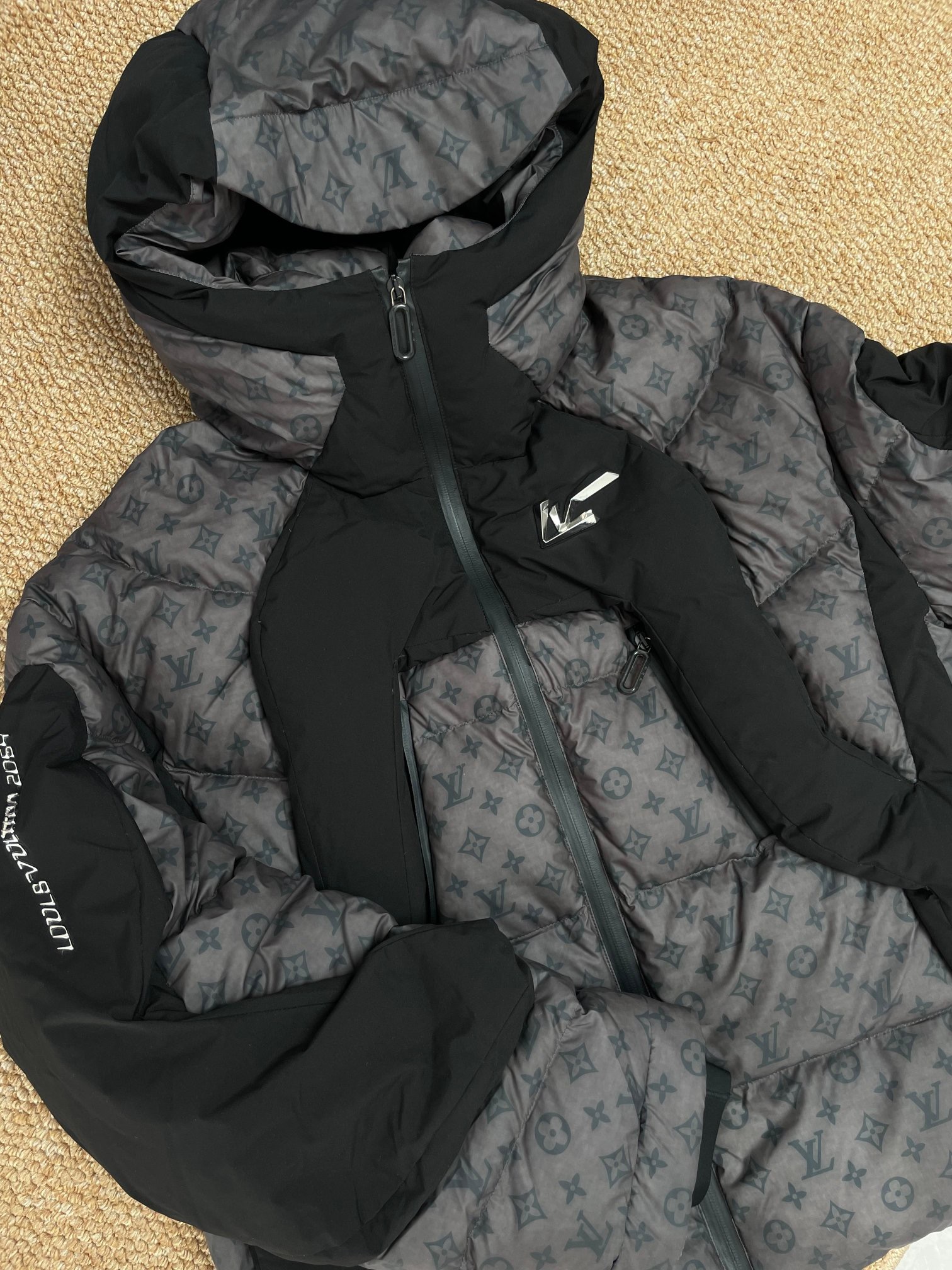 LOUIS VUITTON 루이비통 온감 블랙 테크놀로지 체온변색 다운패딩 19