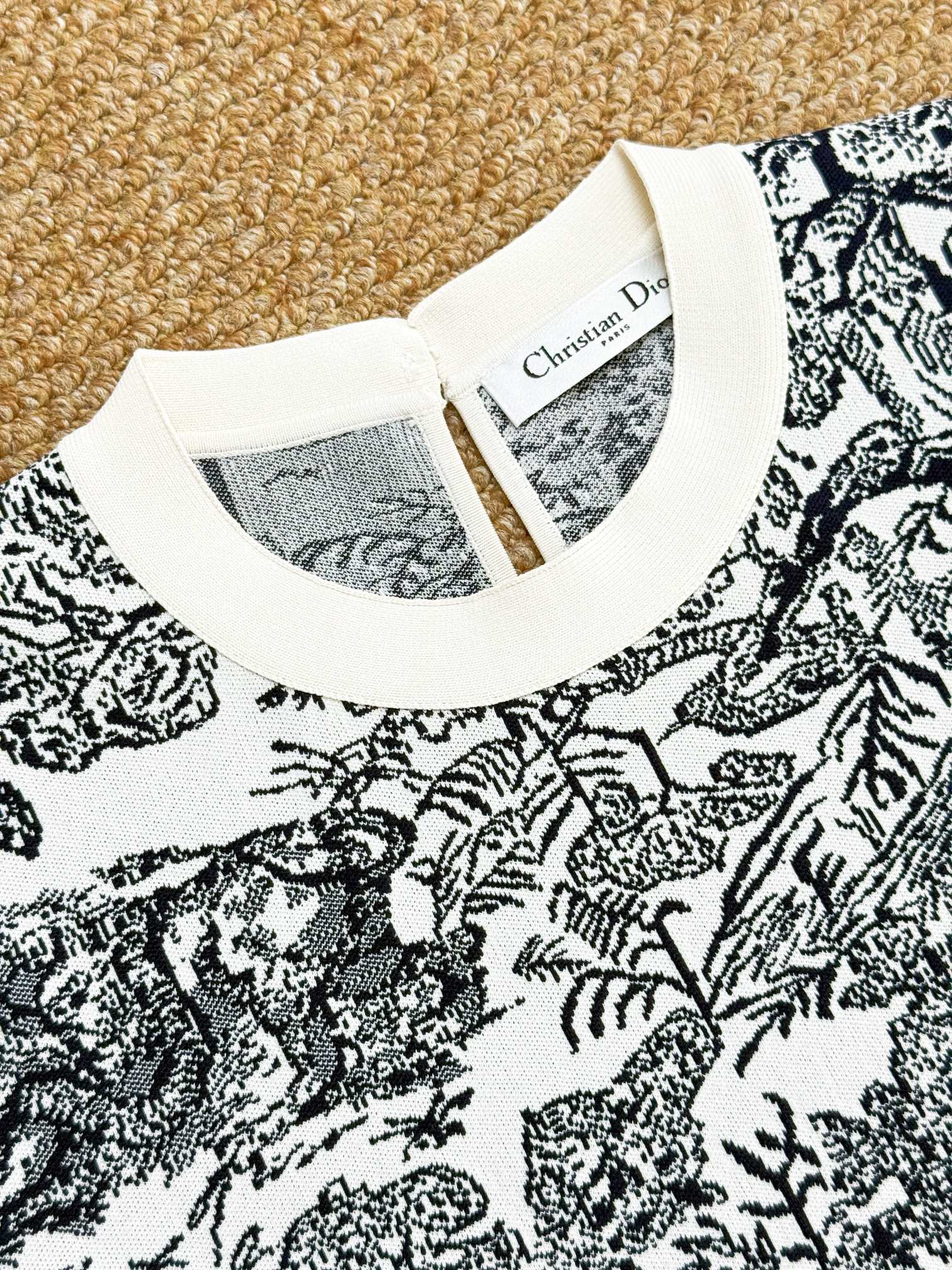 Dior 디올 ‘투알 드 주이’ 애니멀 자카드 반팔 니트 16